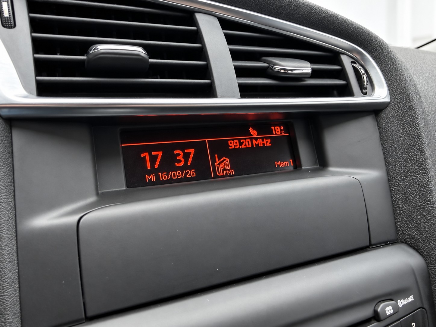 CITROEN C4 1.4 VTi Attraction-image-14