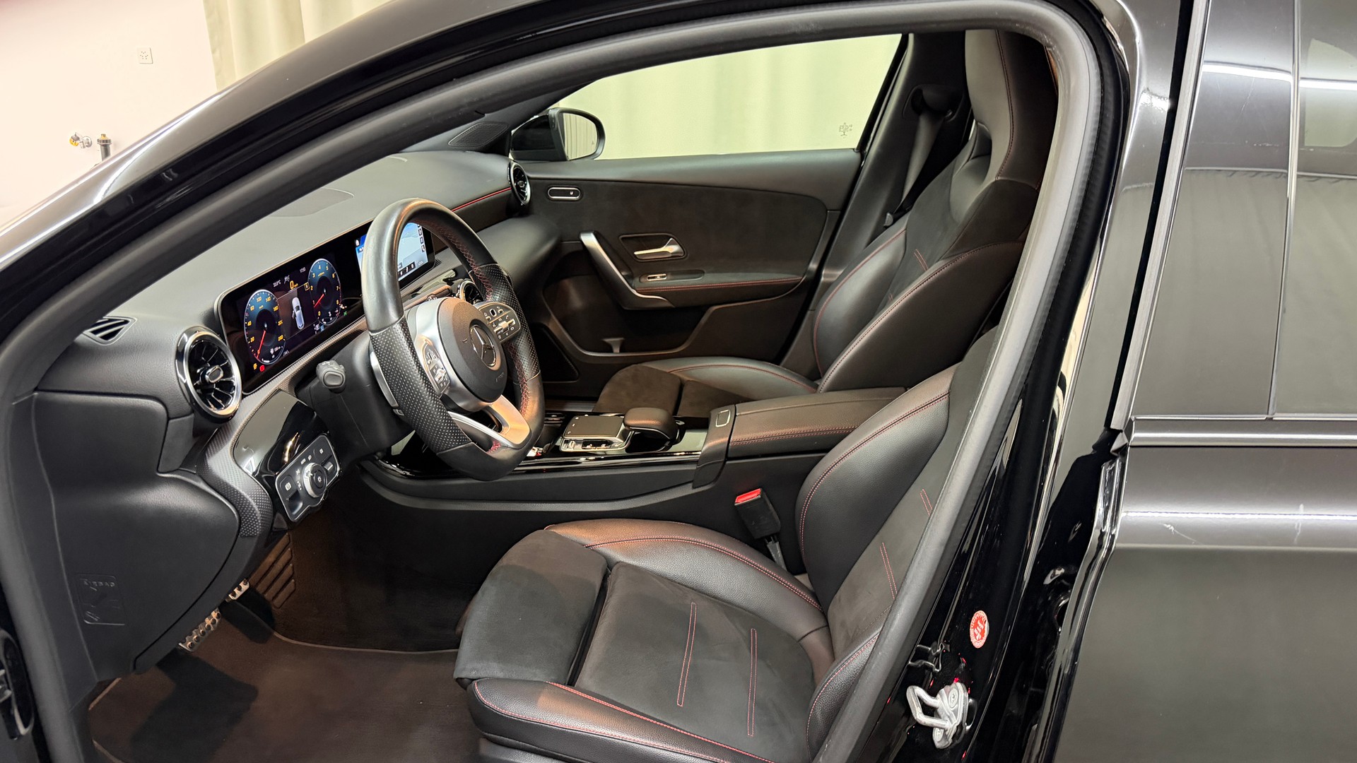 MERCEDES-BENZ A 250 AMG Line 7G-DCT-image-6