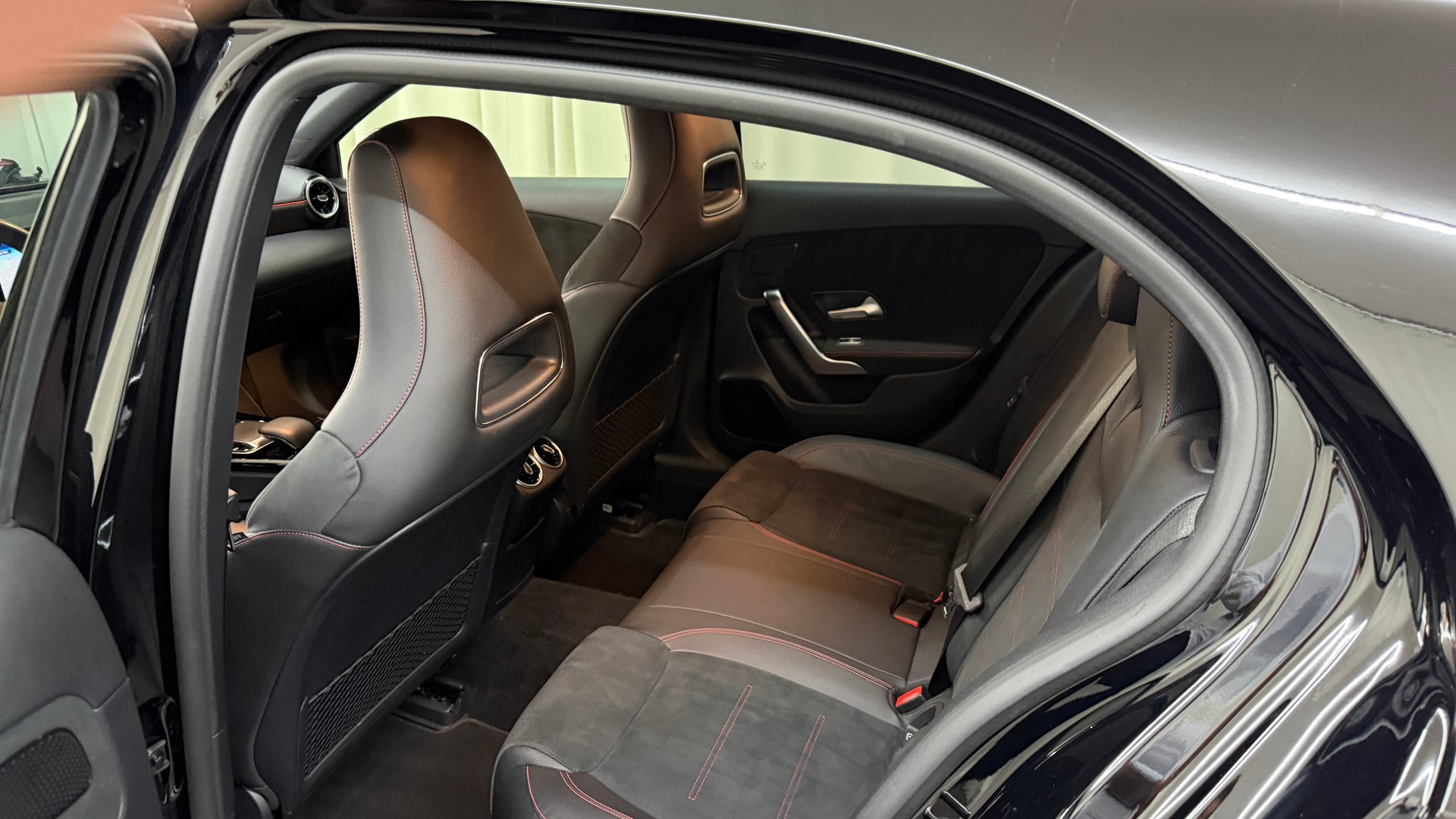 MERCEDES-BENZ A 250 AMG Line 7G-DCT-image-13