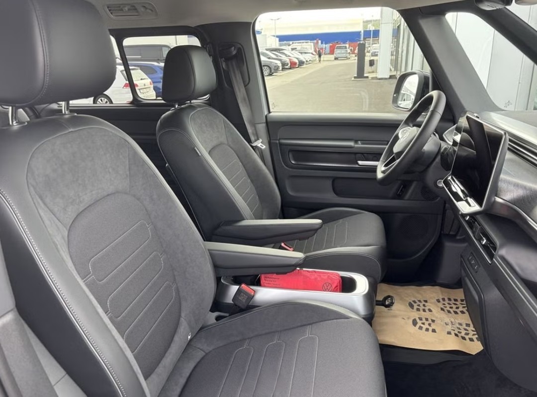VW ID.Buzz LWB Pro 4 Motion - 7 Sitzer-showroom-element-2