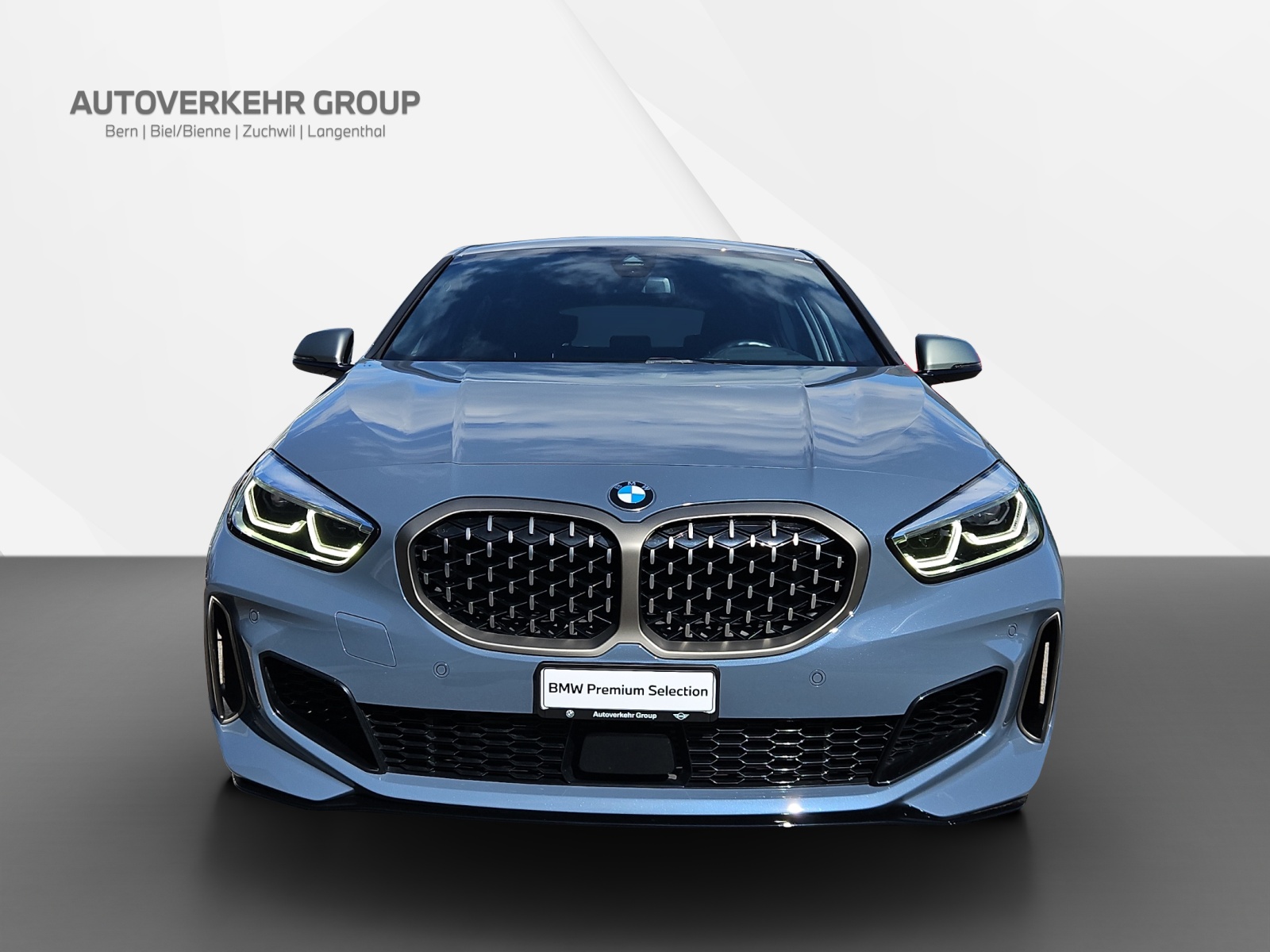 BMW M135i xDrive-showroom-element-1