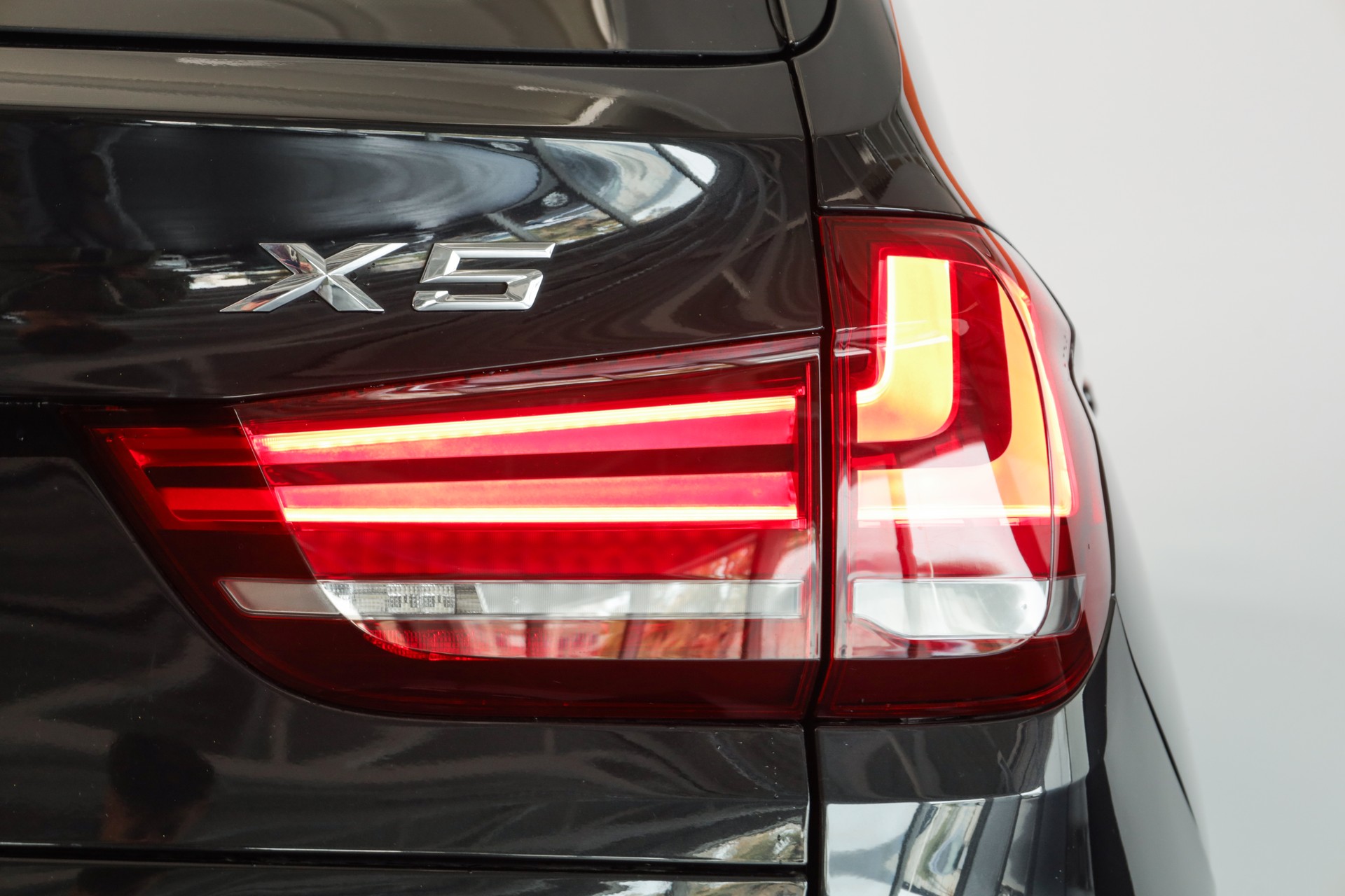 BMW X5 xDrive 35i Steptronic • Pack Swiss Premium • Phares xénon adaptatifs • Head-up Display-image-6