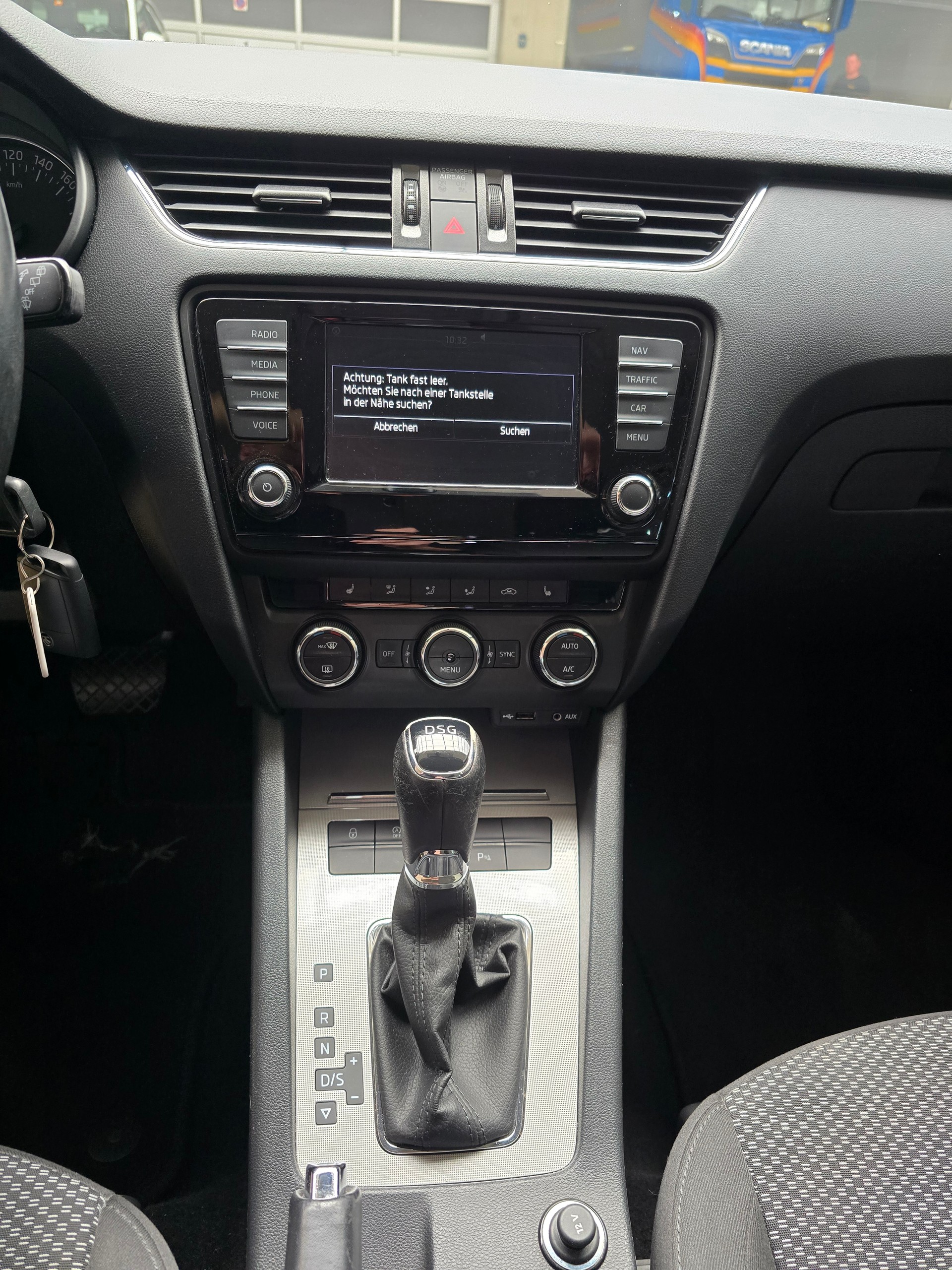 SKODA Octavia Combi 1.6 TDI Ambition DSG-image-7