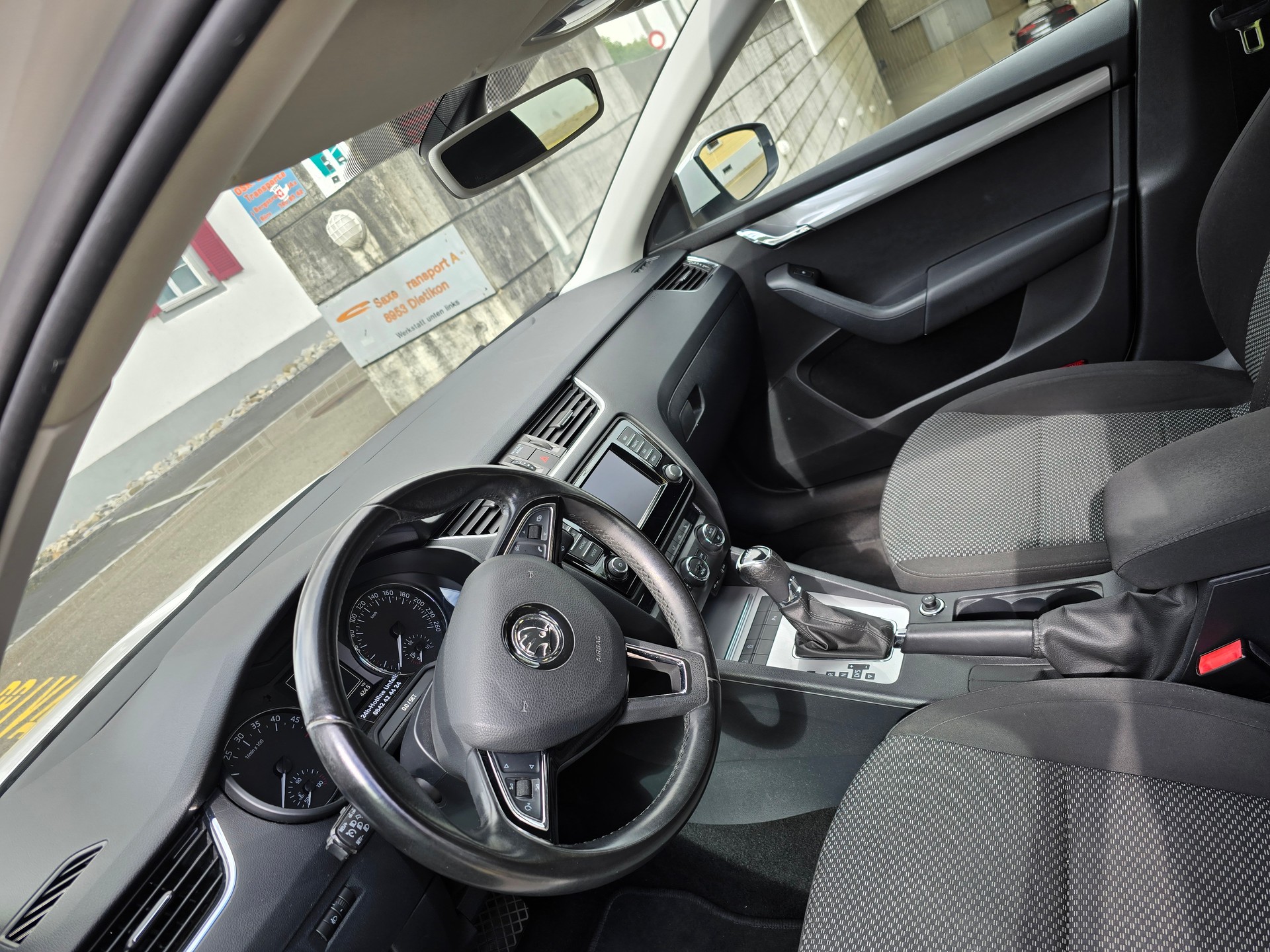 SKODA Octavia Combi 1.6 TDI Ambition DSG-image-4