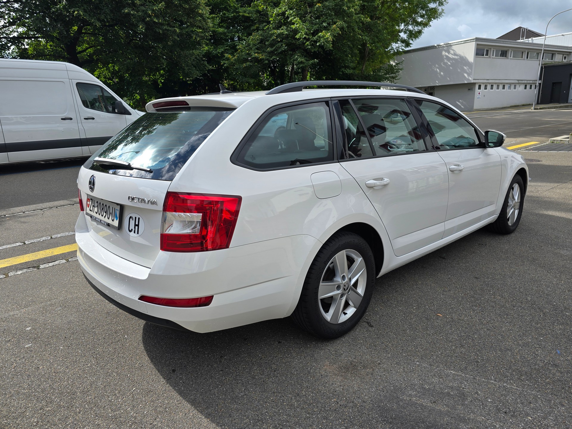 SKODA Octavia Combi 1.6 TDI Ambition DSG-image-2