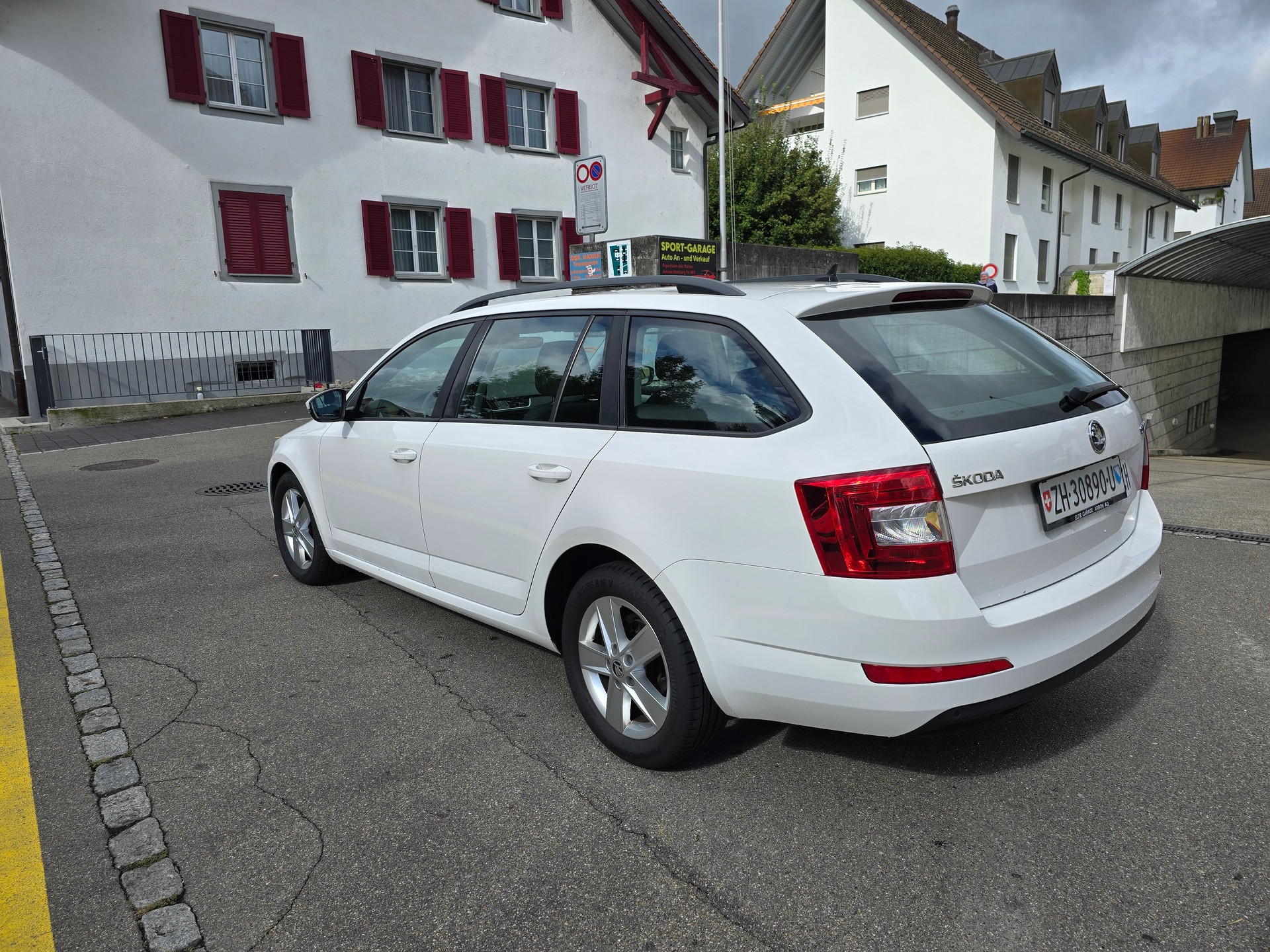 SKODA Octavia Combi 1.6 TDI Ambition DSG-image-1
