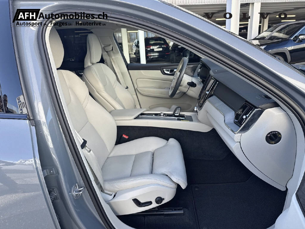 VOLVO XC60 2.0 T6 TE Ultimate Dark eAWD-image-14