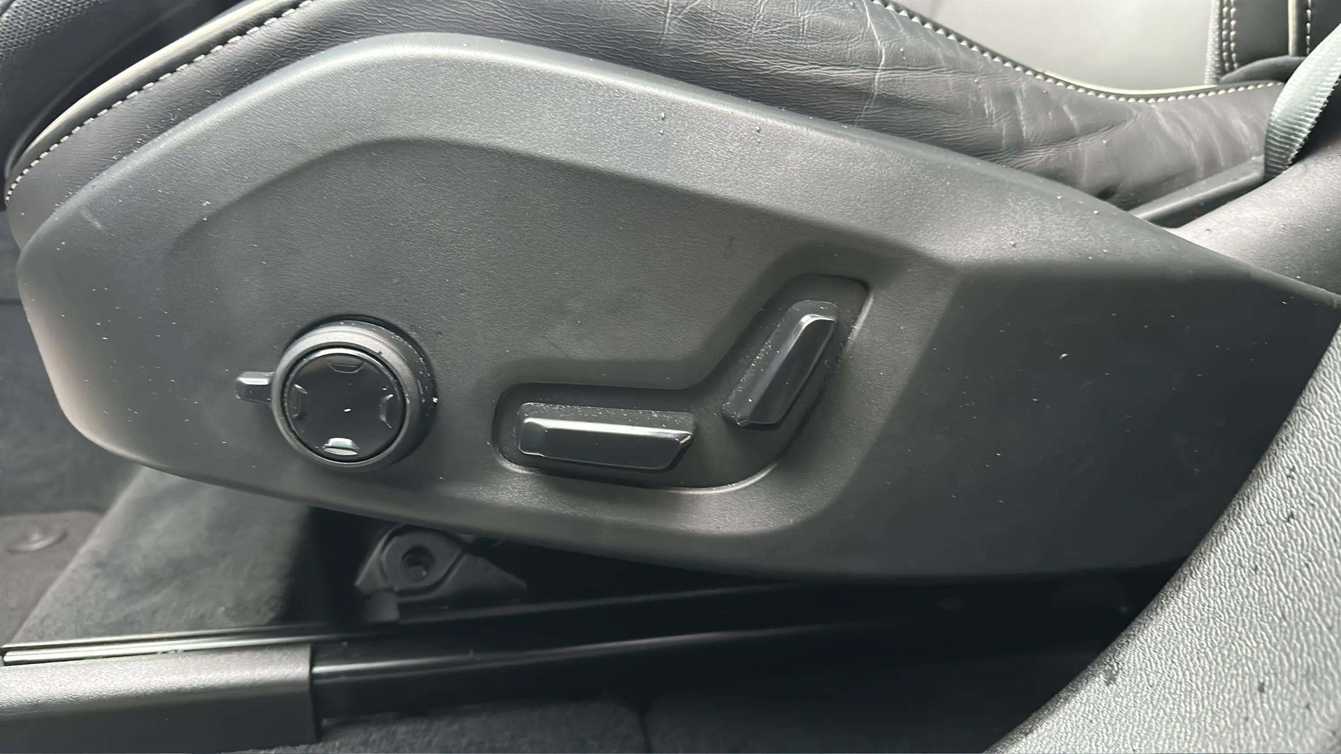 VOLVO XC60 B5 Benzin Mild Hybrid AWD Ultra Dark Geartronic mit AHK & Panoramadach & 5J Werksgarantie oder bis 200000km-image-11