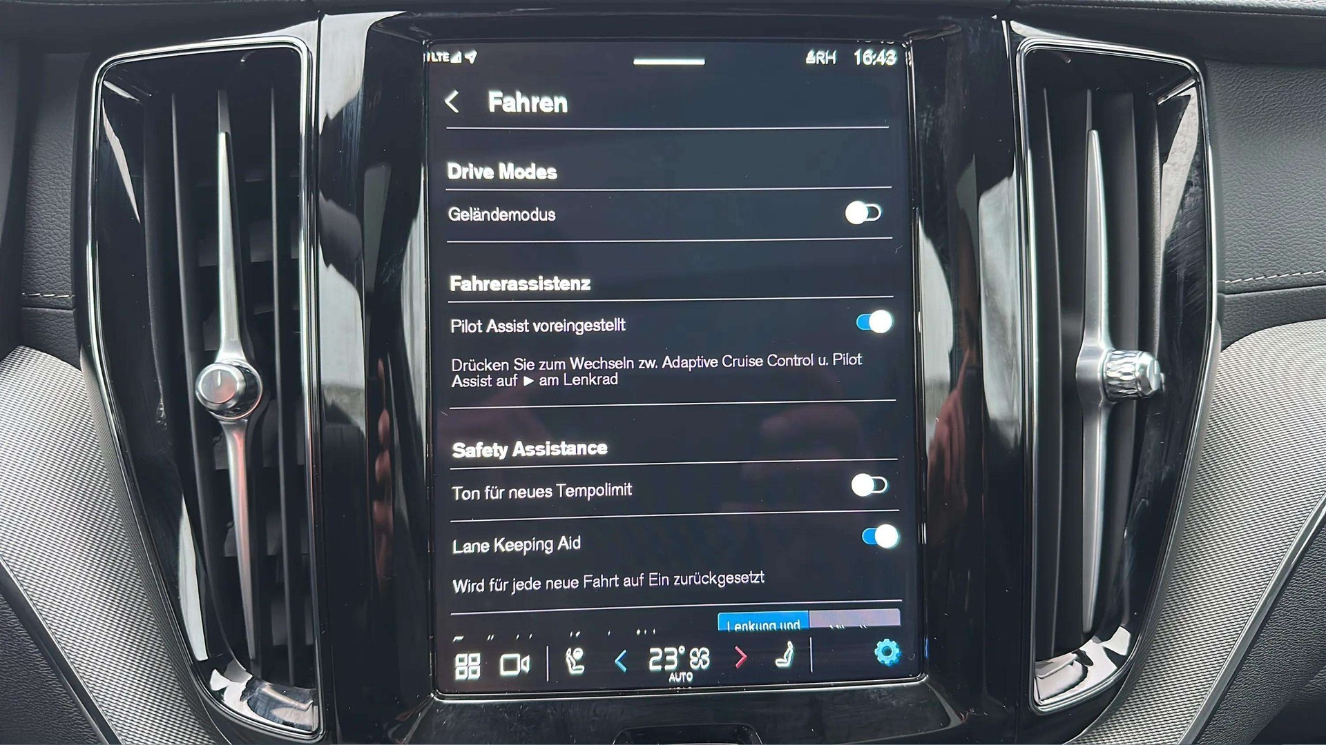 VOLVO XC60 B5 Benzin Mild Hybrid AWD Ultra Dark Geartronic mit AHK & Panoramadach & 5J Werksgarantie oder bis 200000km-image-20