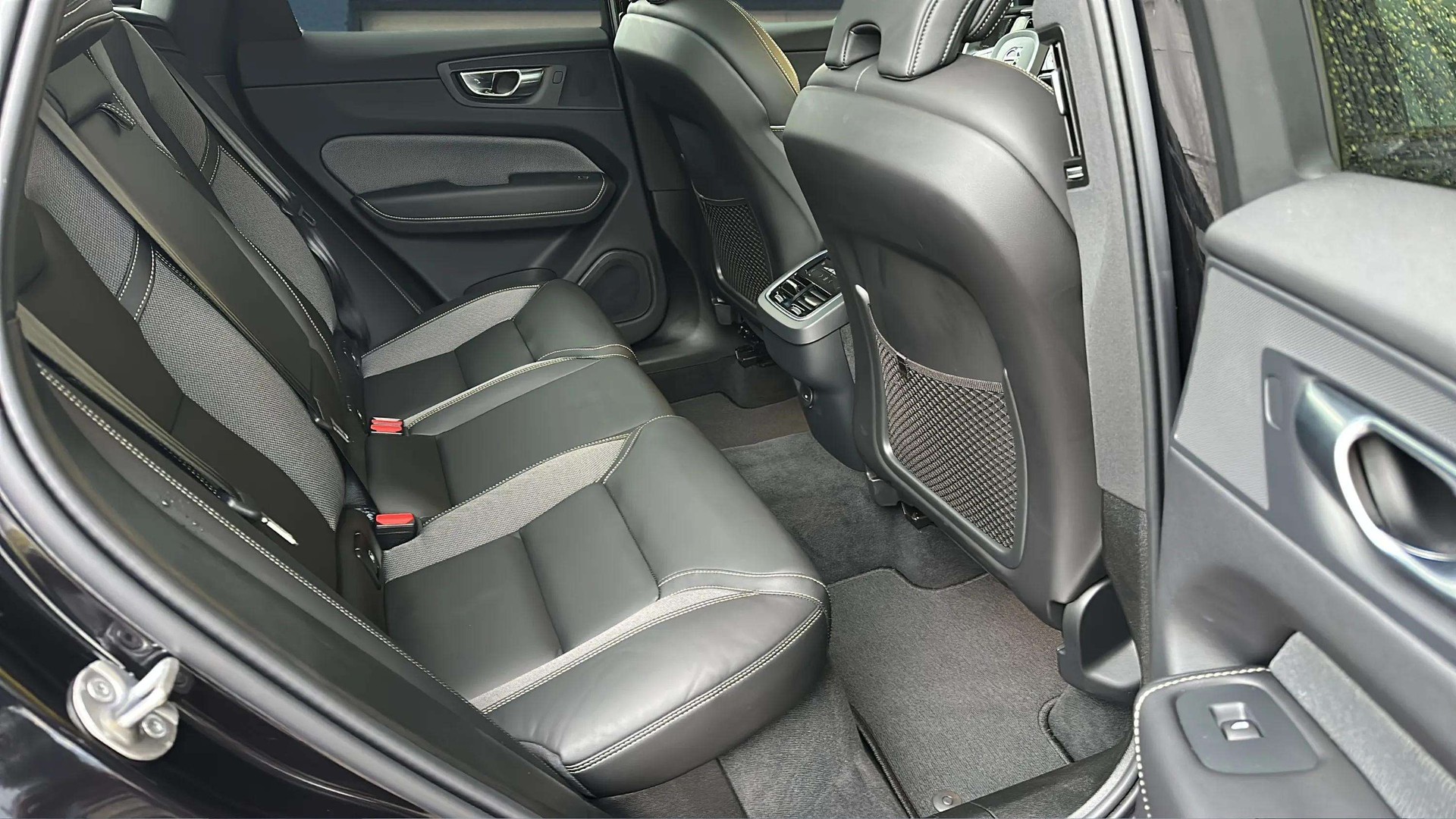 VOLVO XC60 B5 Benzin Mild Hybrid AWD Ultra Dark Geartronic mit AHK & Panoramadach & 5J Werksgarantie oder bis 200000km-image-14