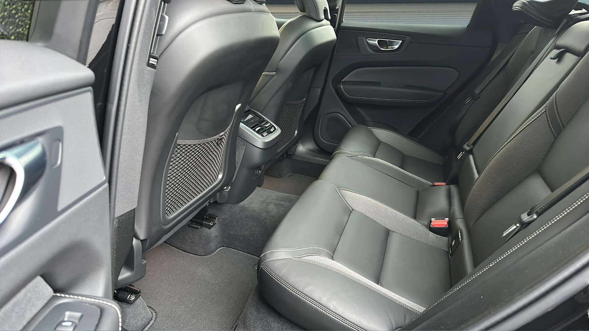 VOLVO XC60 B5 Benzin Mild Hybrid AWD Ultra Dark Geartronic mit AHK & Panoramadach & 5J Werksgarantie oder bis 200000km-image-13