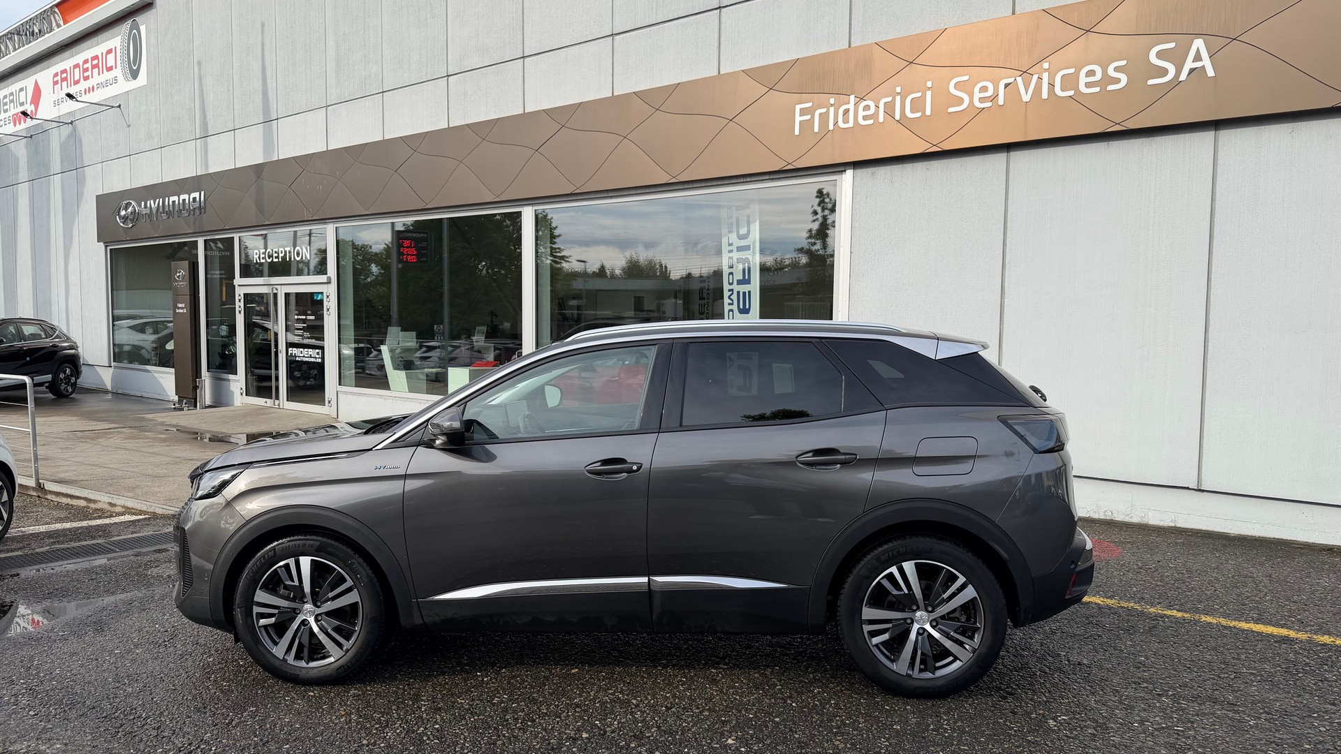 PEUGEOT 3008 225e Hybrid2 Allure Pack EAT8-showroom-element-2