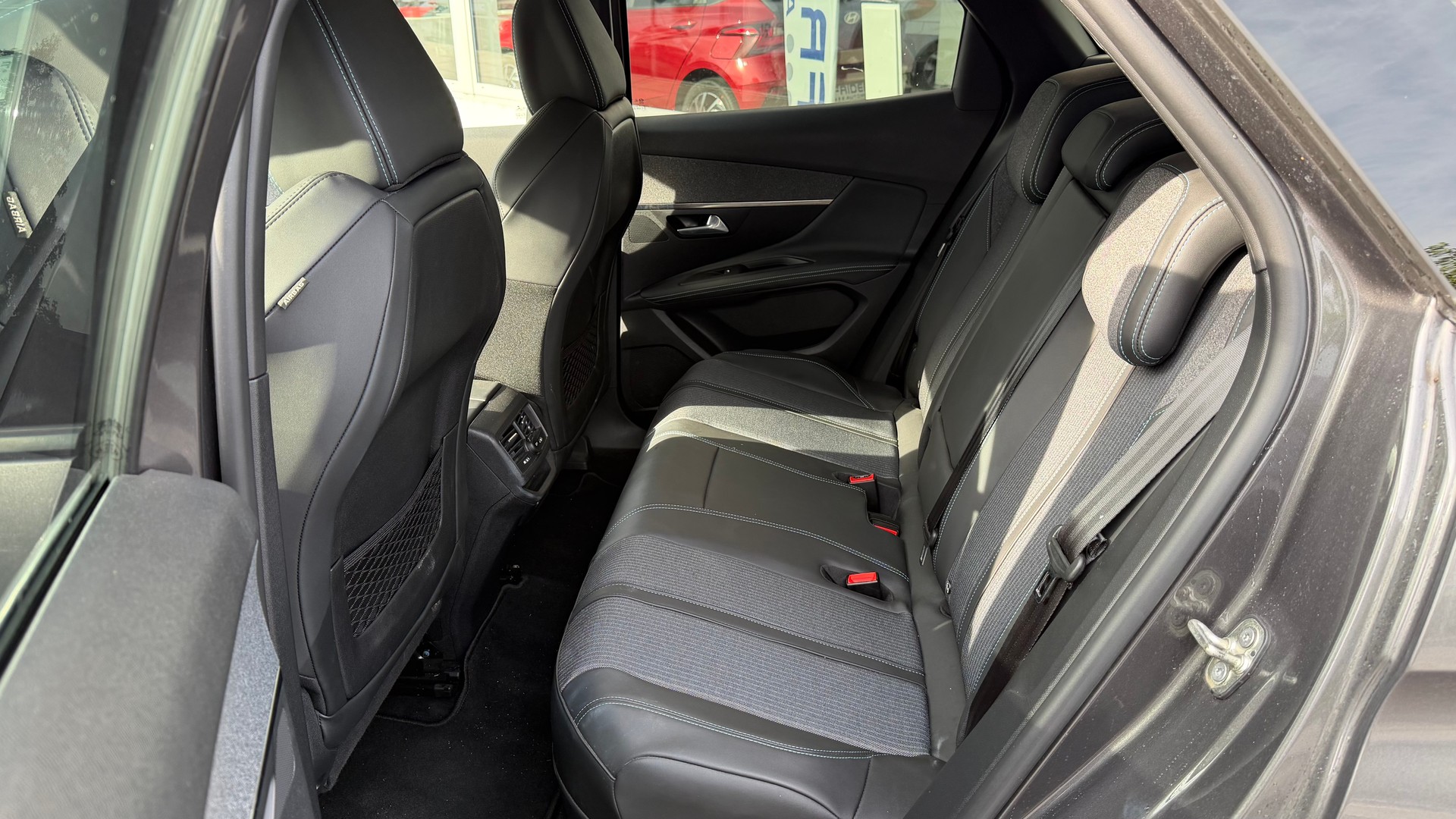 PEUGEOT 3008 225e Hybrid2 Allure Pack EAT8-image-8