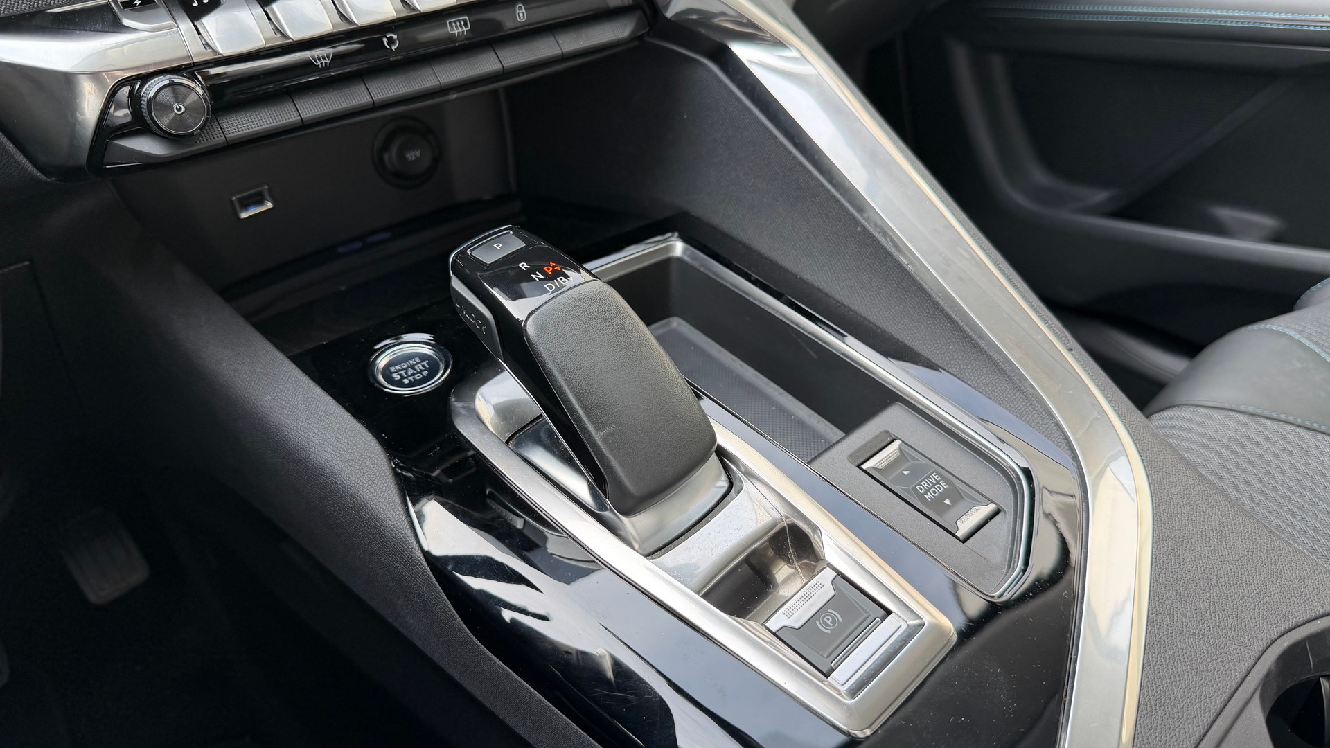 PEUGEOT 3008 225e Hybrid2 Allure Pack EAT8-image-11