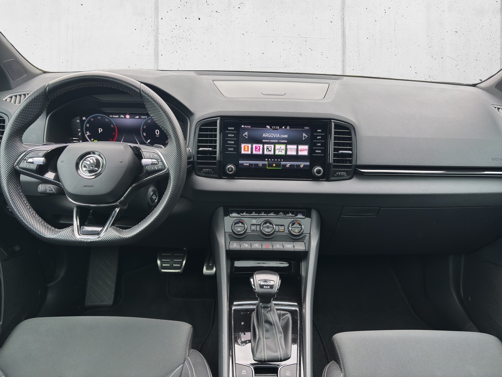 SKODA New Karoq 2.0 TSI SportLine 4x4 DSG mit Panorama-Ausstell-/Schiebedach-image-11