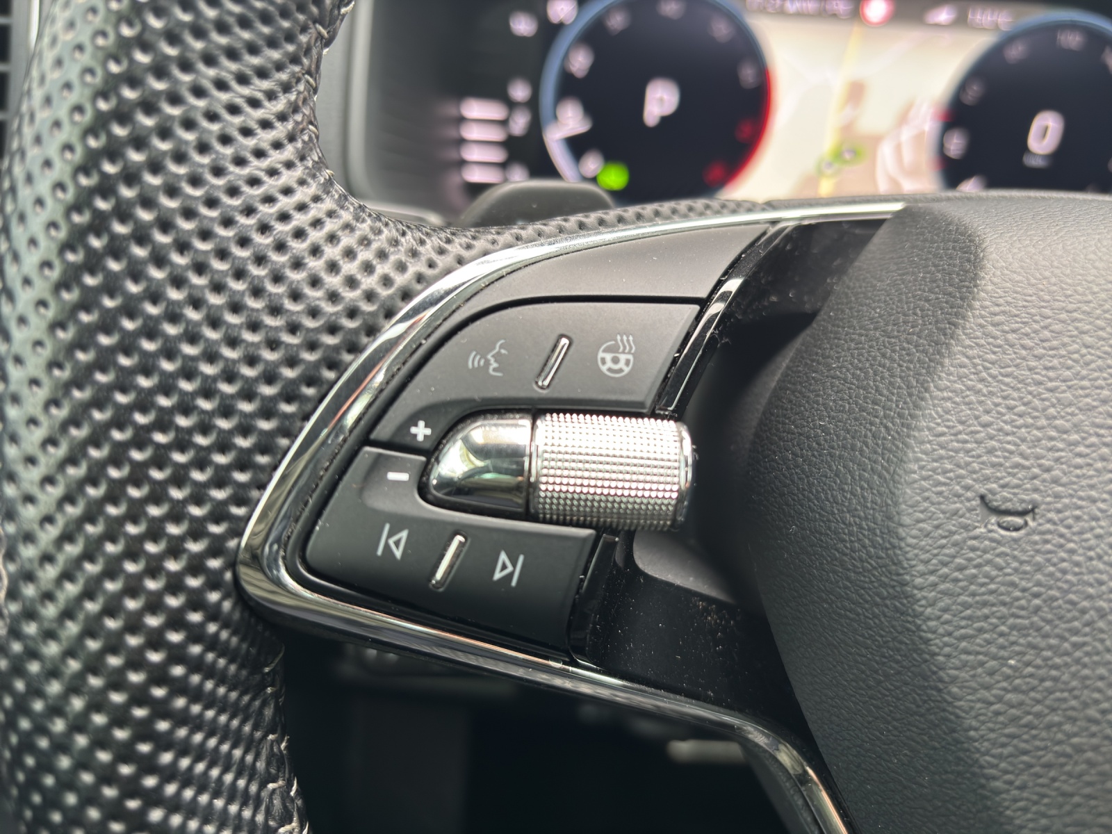 SKODA New Karoq 2.0 TSI SportLine 4x4 DSG mit Panorama-Ausstell-/Schiebedach-image-13