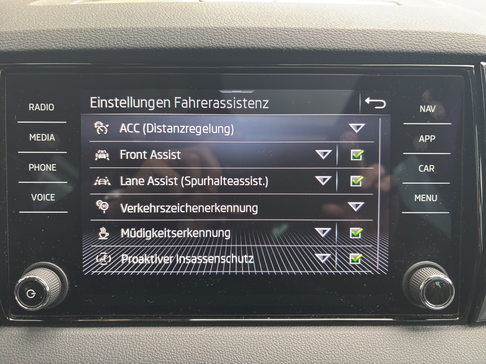 SKODA New Karoq 2.0 TSI SportLine 4x4 DSG mit Panorama-Ausstell-/Schiebedach-image-23