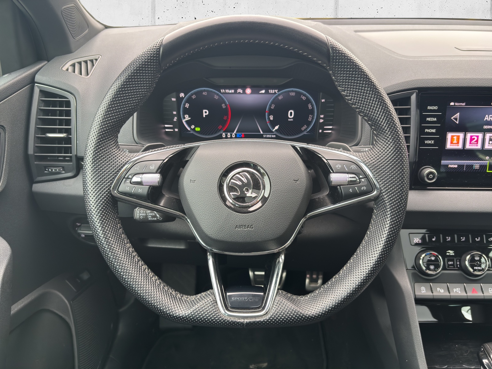 SKODA New Karoq 2.0 TSI SportLine 4x4 DSG mit Panorama-Ausstell-/Schiebedach-image-12