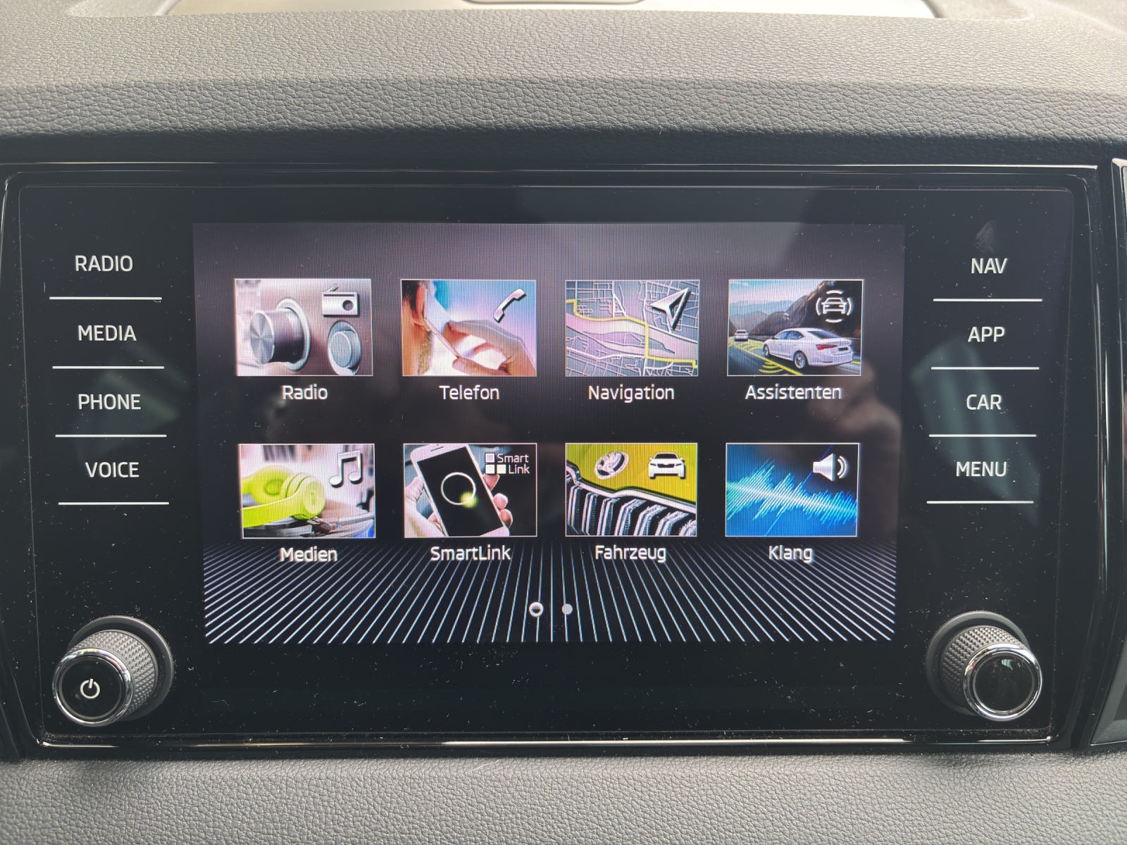 SKODA New Karoq 2.0 TSI SportLine 4x4 DSG mit Panorama-Ausstell-/Schiebedach-image-16