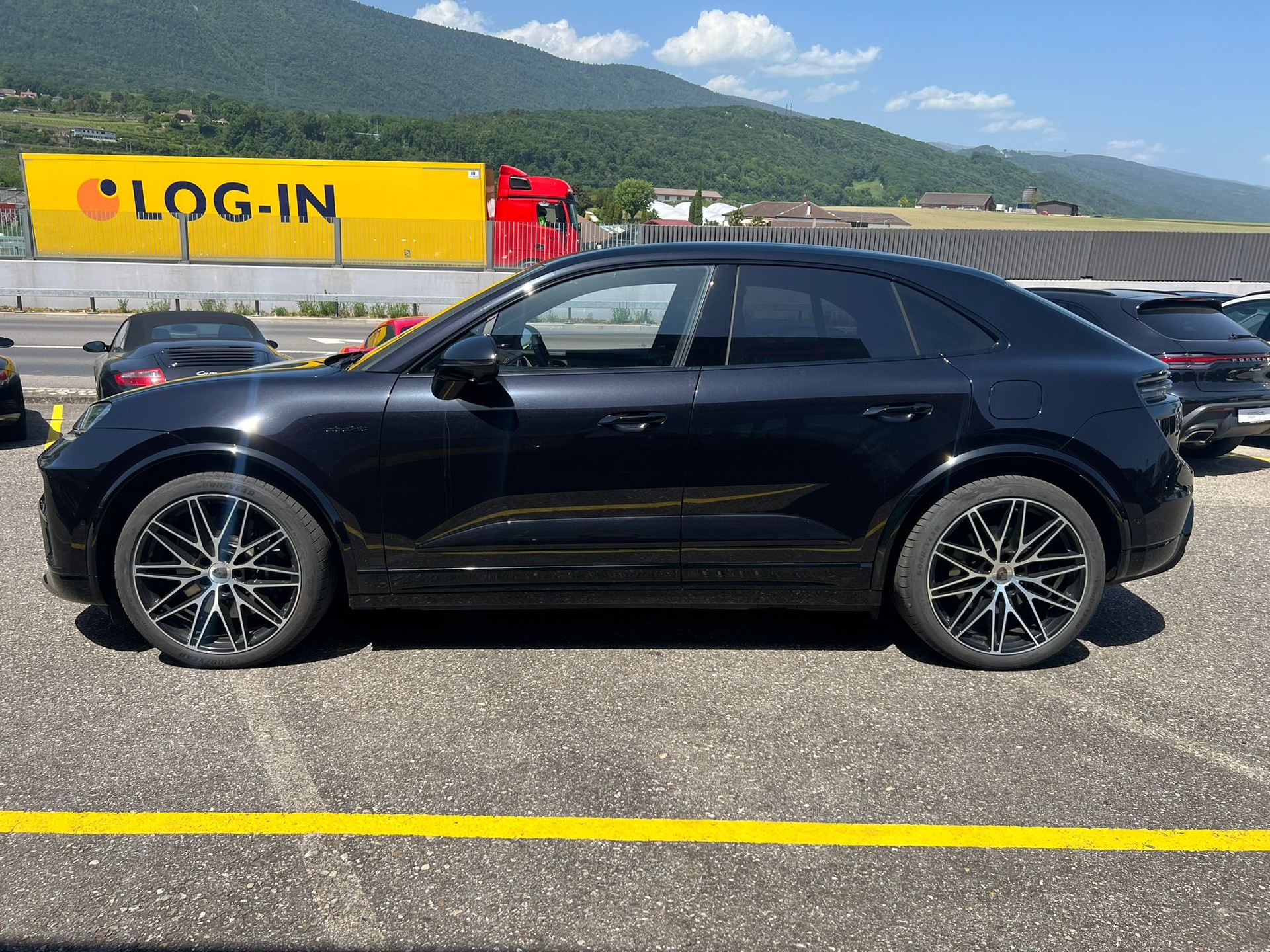 PORSCHE Macan Turbo 100kWh-showroom-element-1