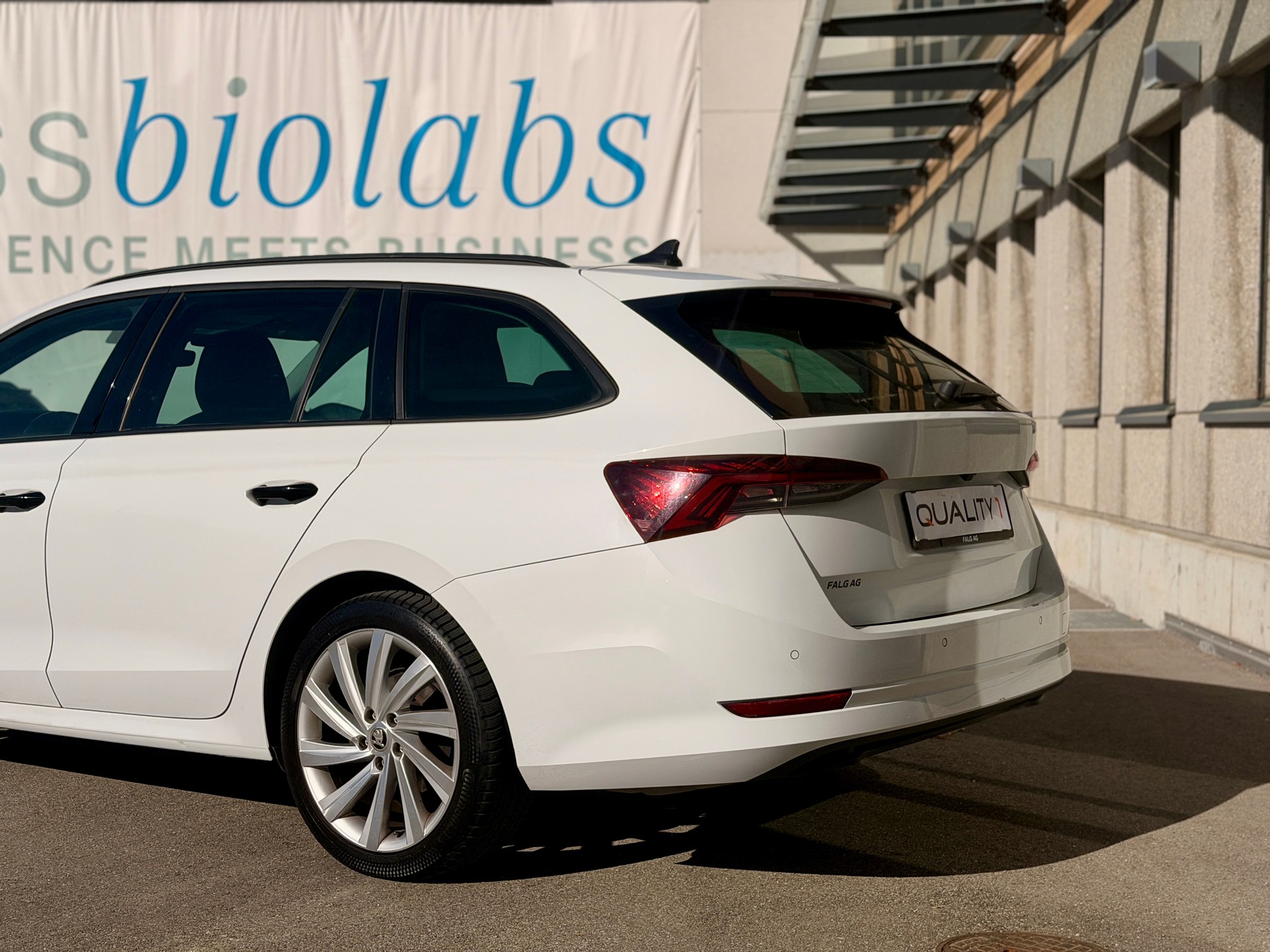 SKODA Octavia Combi 2.0 TDI DSG Style 4x4-image-13