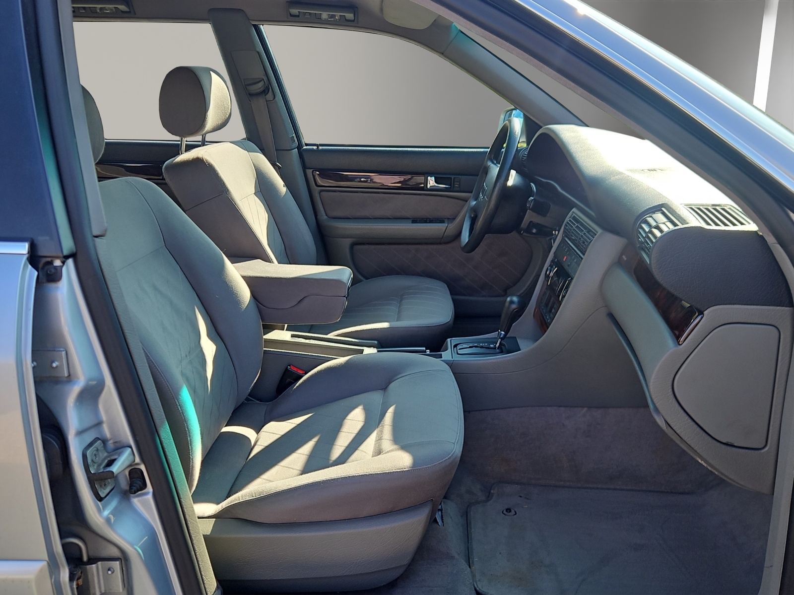 AUDI A6 Avant 2.8 E 30V-image-12
