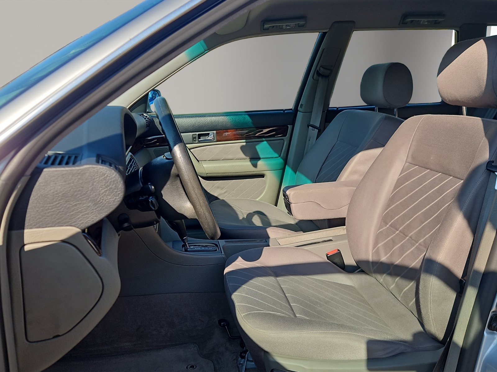 AUDI A6 Avant 2.8 E 30V-image-8