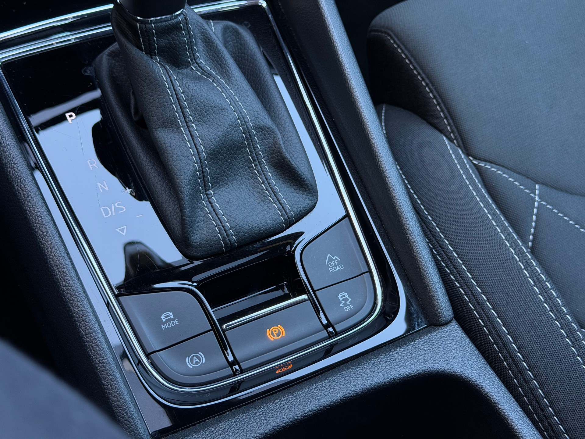 SKODA Karoq 2.0 TSI SportLine 4x4 DSG-image-17