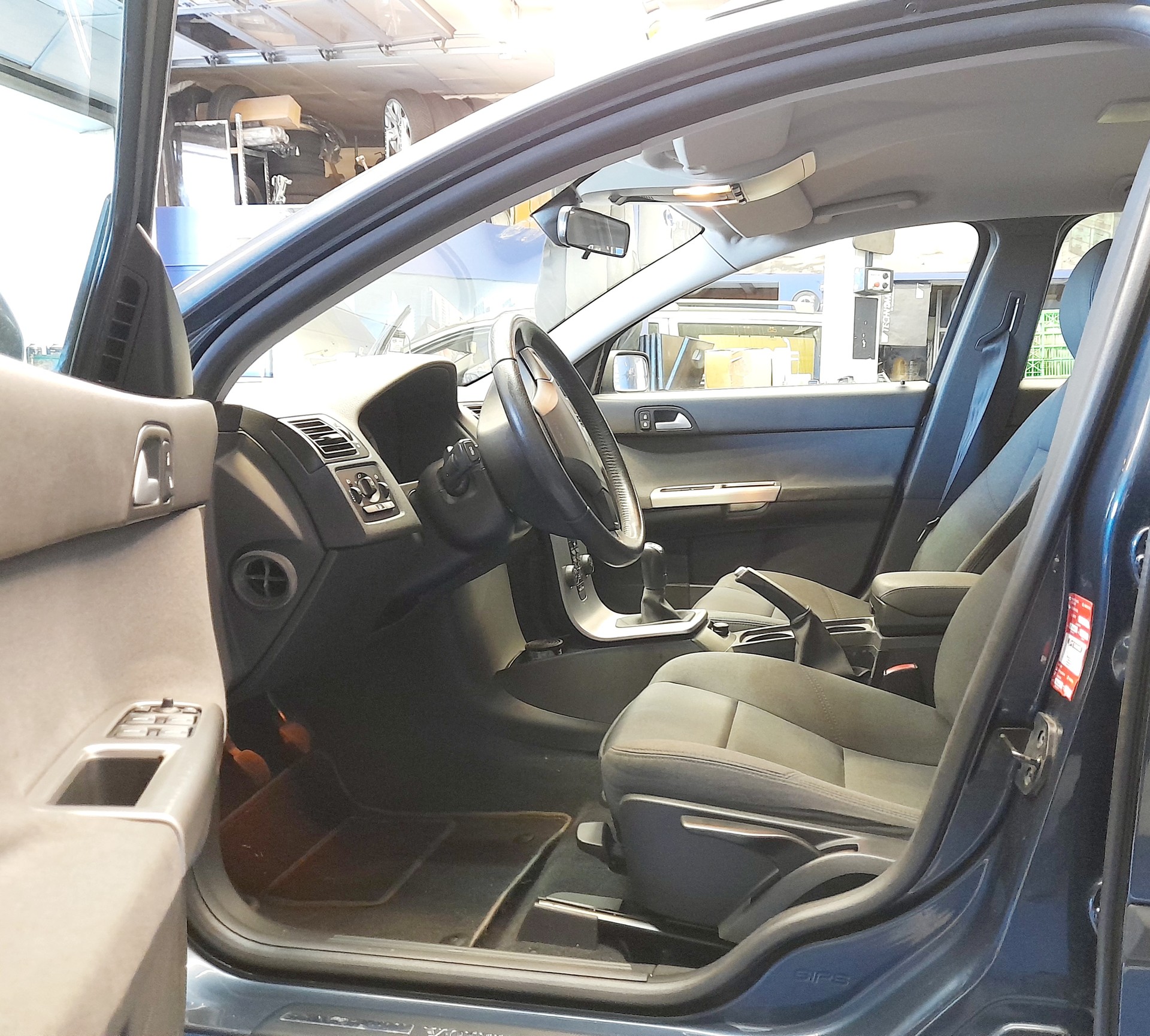 VOLVO V50 2.4-image-5