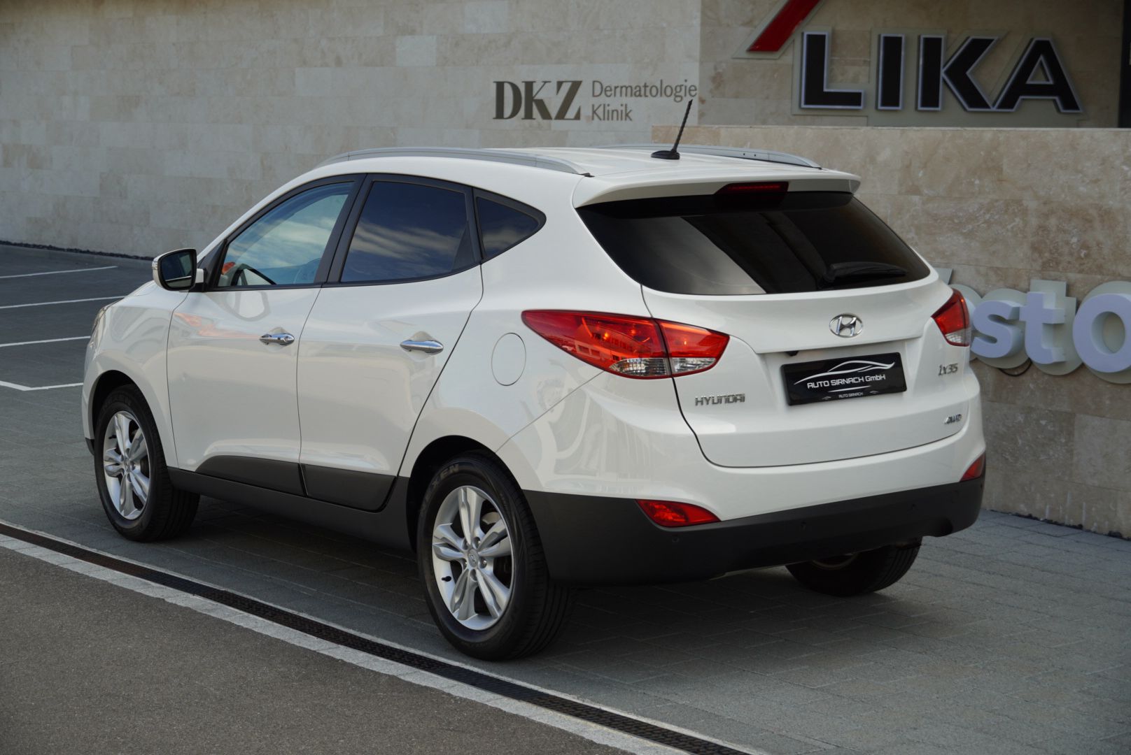 HYUNDAI iX 35 2.0 Premium 4WD Automatic-image-8