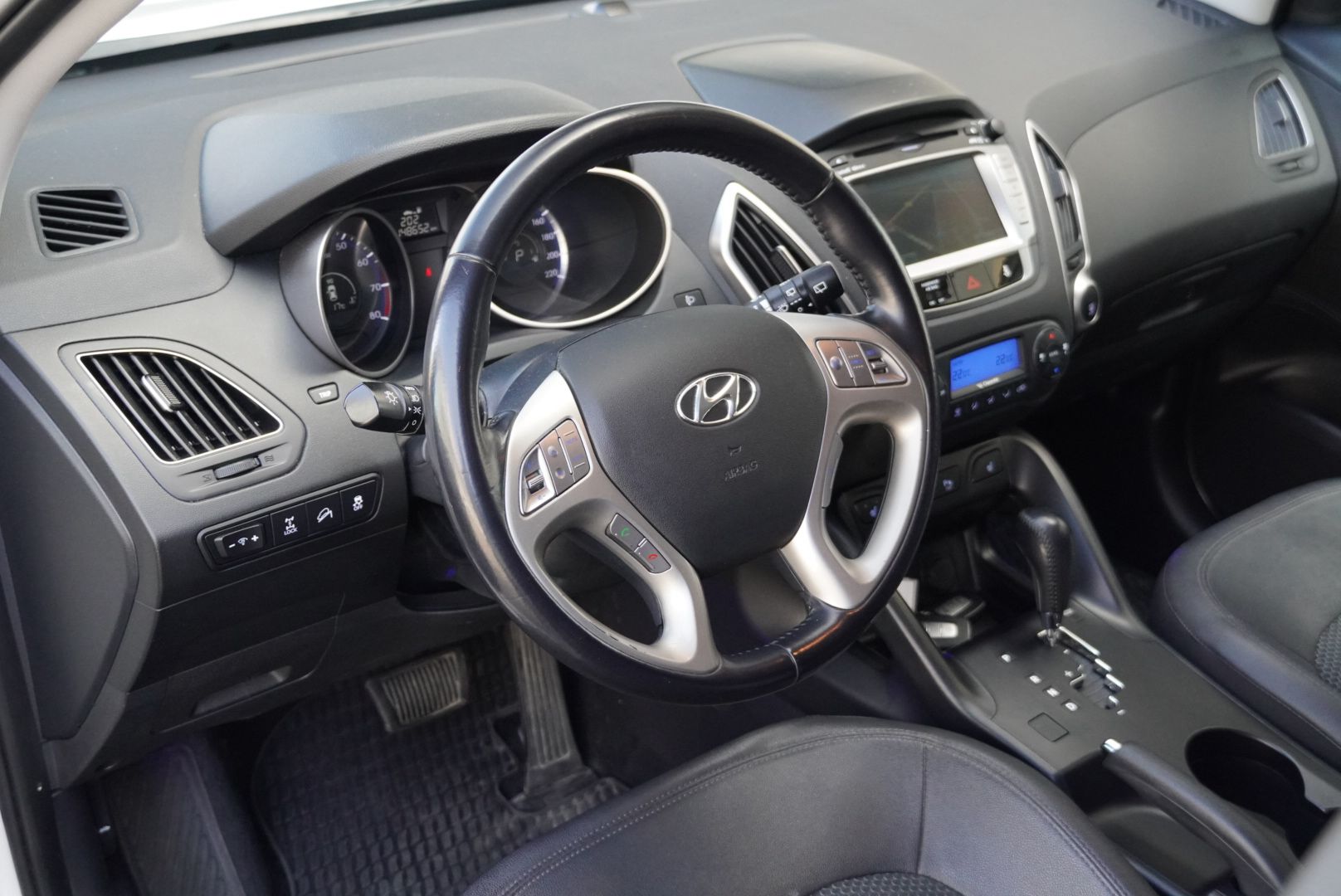 HYUNDAI iX 35 2.0 Premium 4WD Automatic-image-14