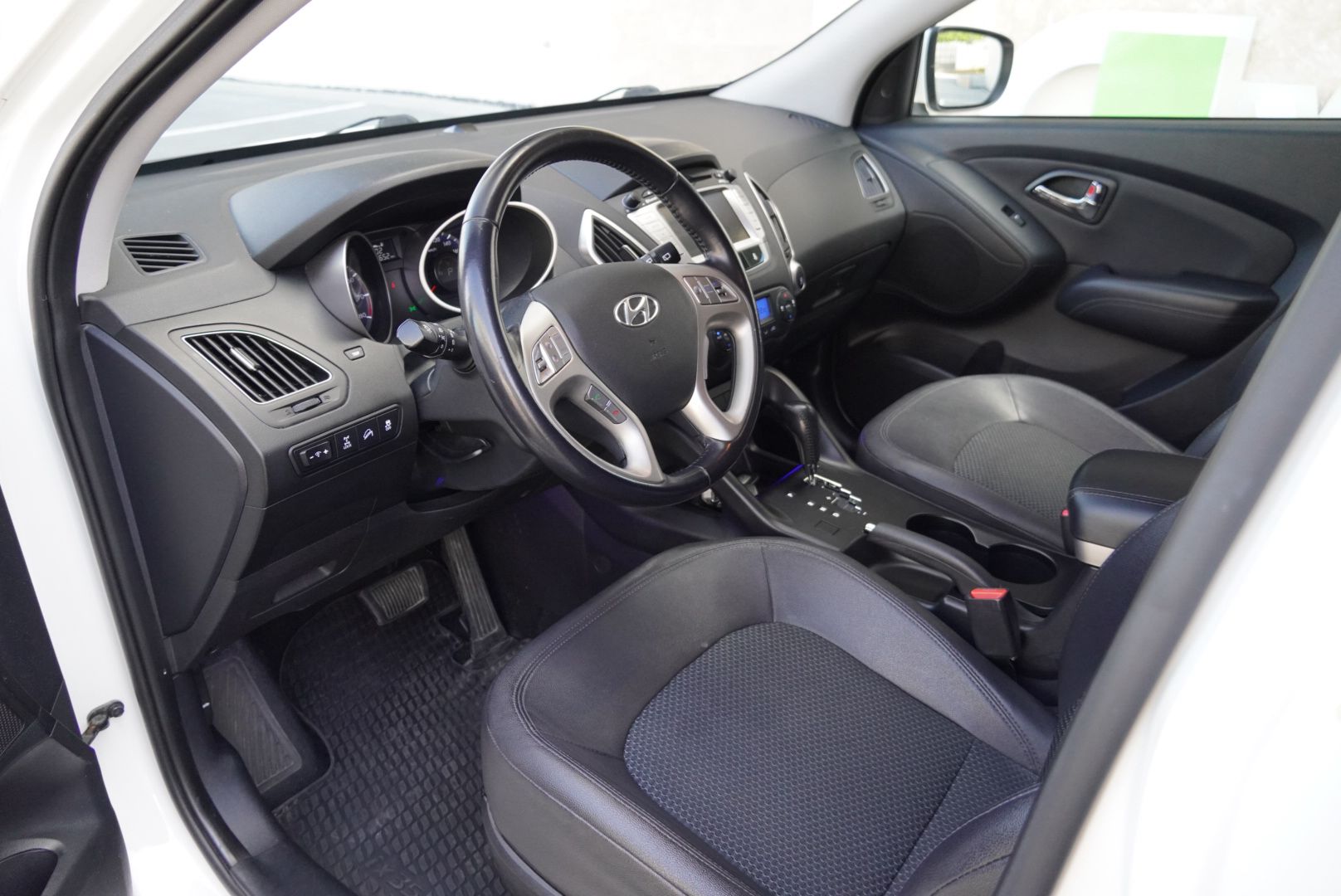HYUNDAI iX 35 2.0 Premium 4WD Automatic-image-13