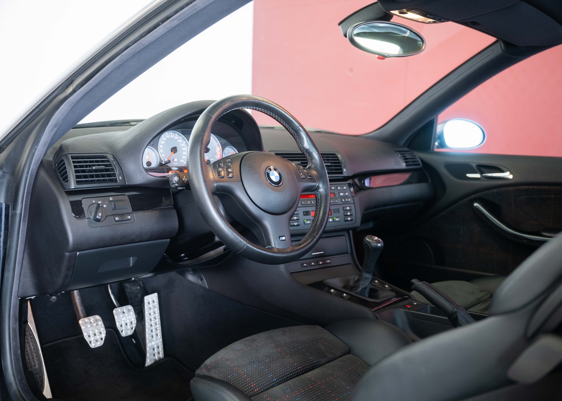 BMW M3 Coupe (1st hand Swiss car, certified low mileage, 100% original, 1st paint, BMW service history, mint condition)-image-17