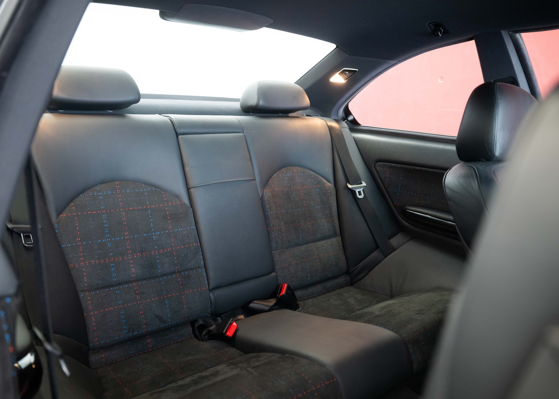 BMW M3 Coupe (1st hand Swiss car, certified low mileage, 100% original, 1st paint, BMW service history, mint condition)-image-26