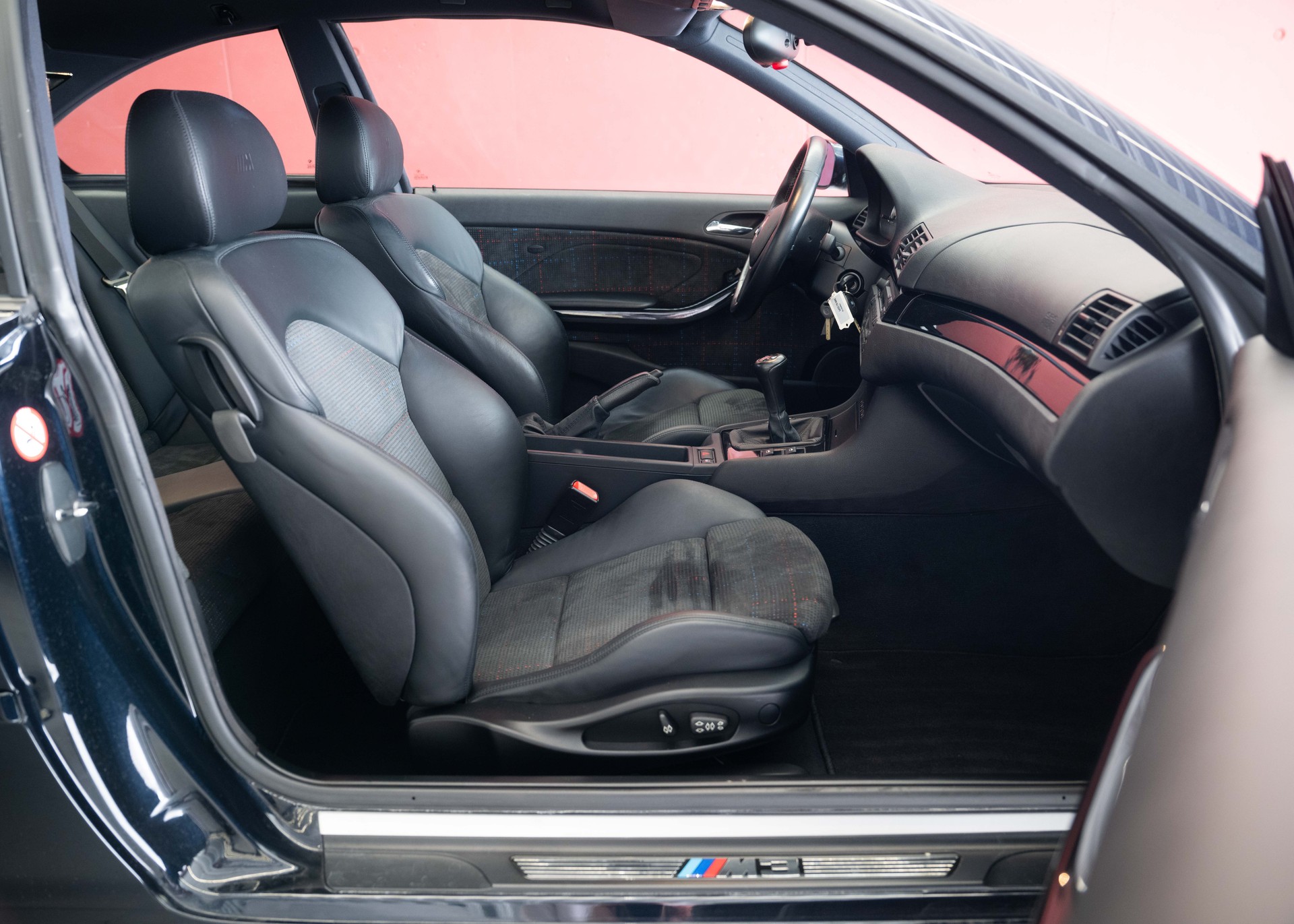 BMW M3 Coupe (1st hand Swiss car, certified low mileage, 100% original, 1st paint, BMW service history, mint condition)-image-23