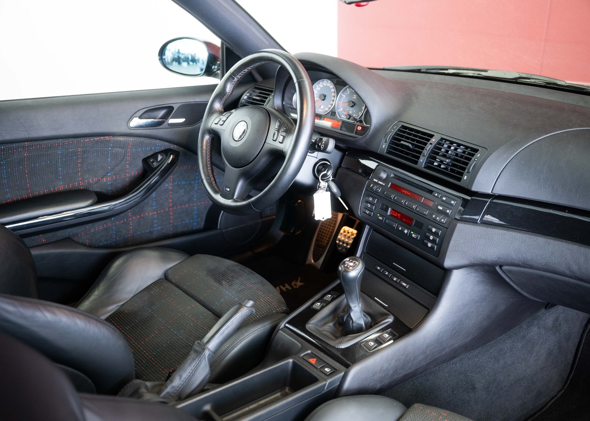 BMW M3 Coupe (1st hand Swiss car, certified low mileage, 100% original, 1st paint, BMW service history, mint condition)-image-18