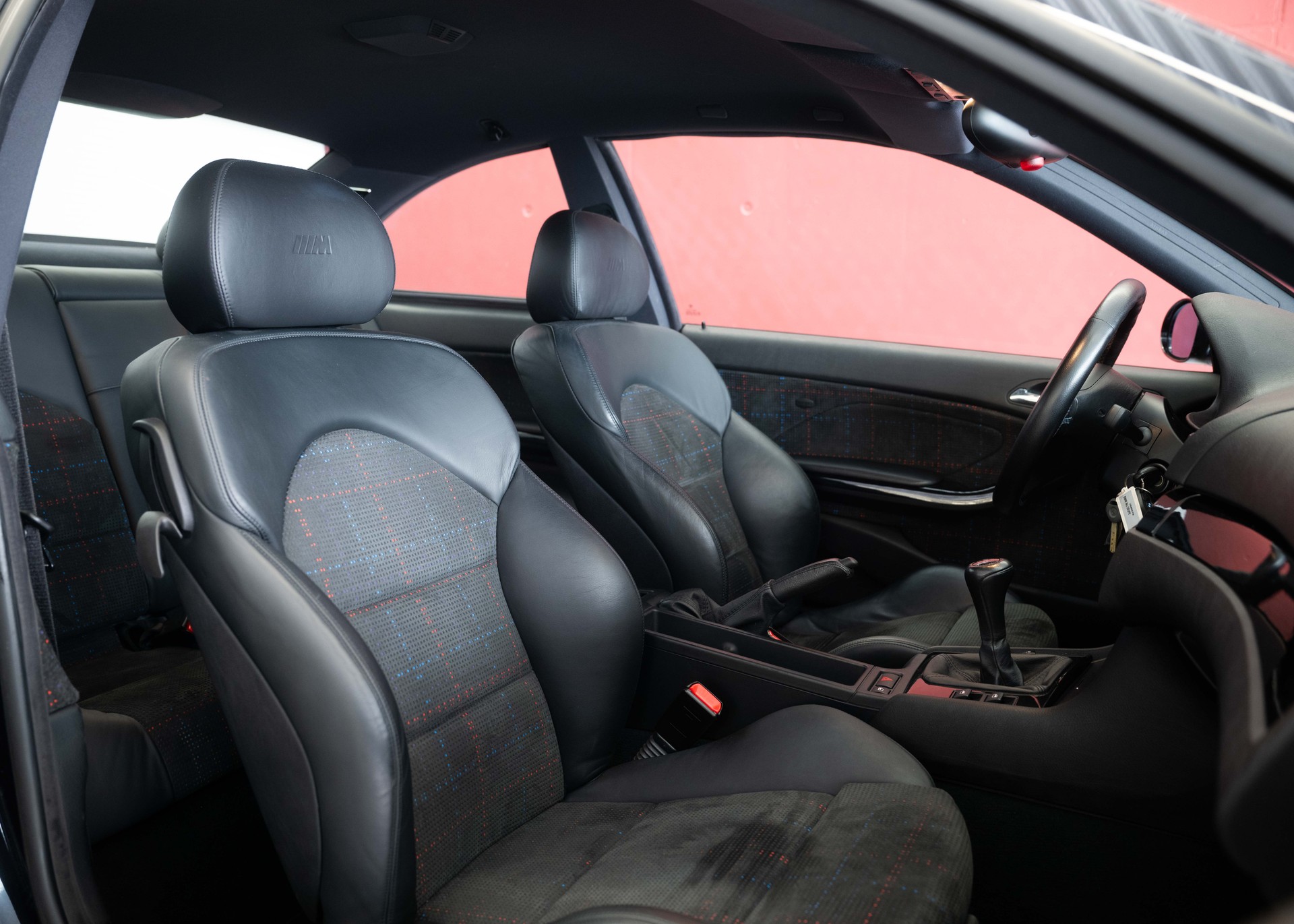 BMW M3 Coupe (1st hand Swiss car, certified low mileage, 100% original, 1st paint, BMW service history, mint condition)-image-24