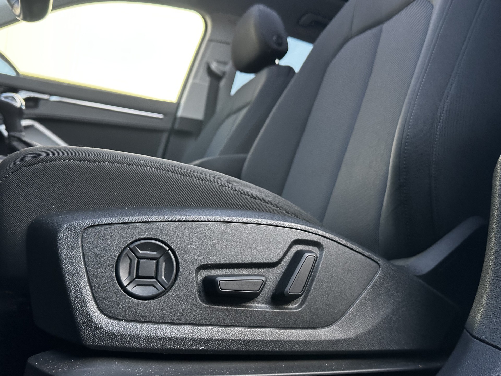 AUDI Q3 40 TFSI S line quattro S-tronic-image-5