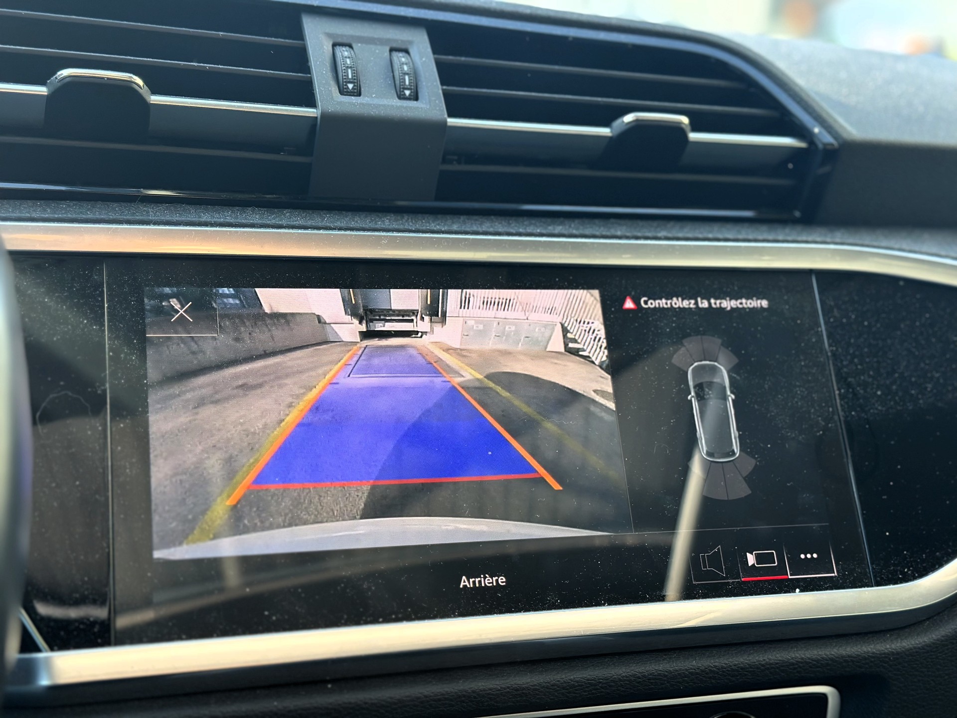 AUDI Q3 40 TFSI S line quattro S-tronic-image-9