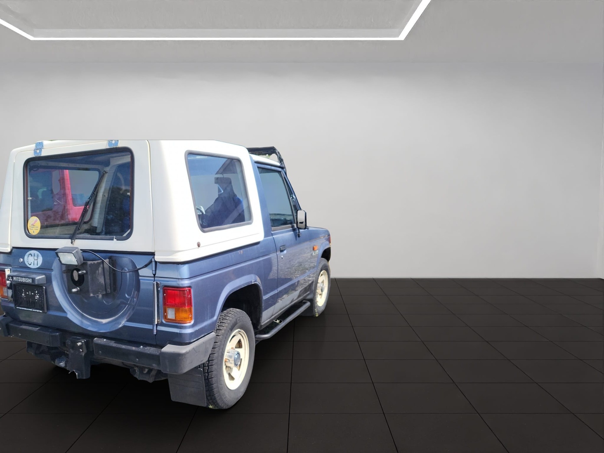 MITSUBISHI Pajero 2.6 Canvas Top-showroom-element-1