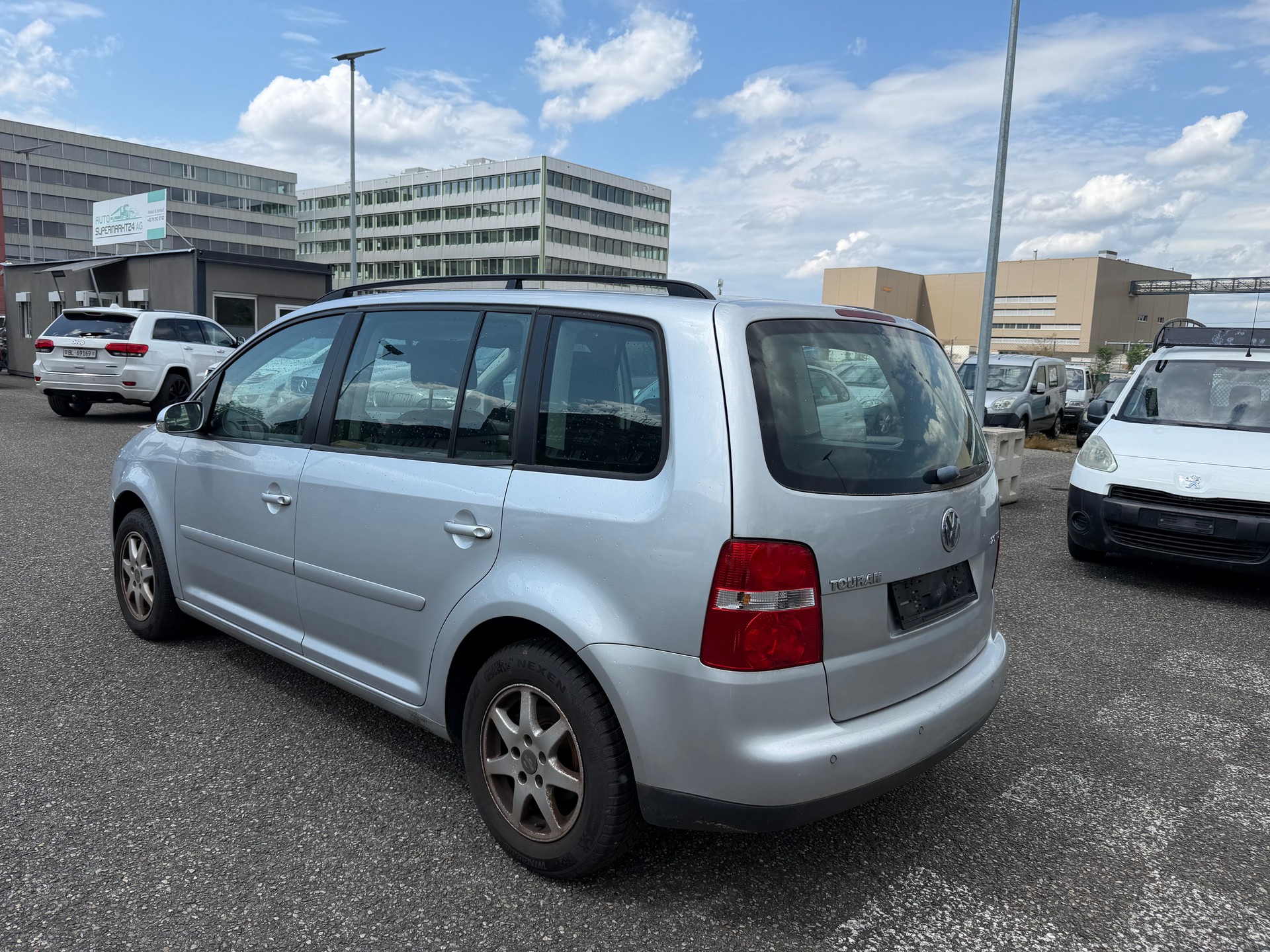 VW Touran 2.0 TDI Trendline-showroom-element-2