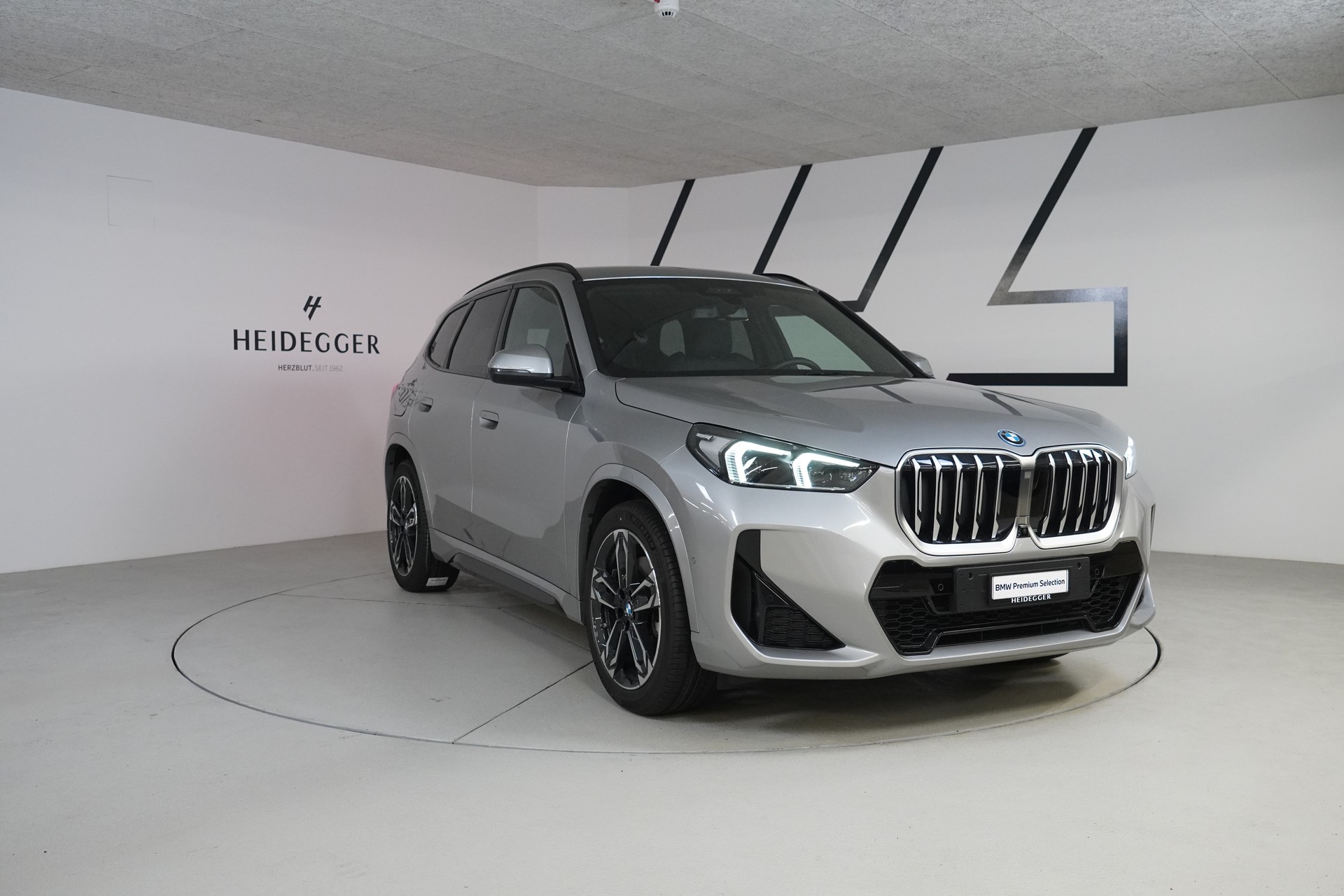 BMW X1 xDrive 30e M Sport-showroom-element-3