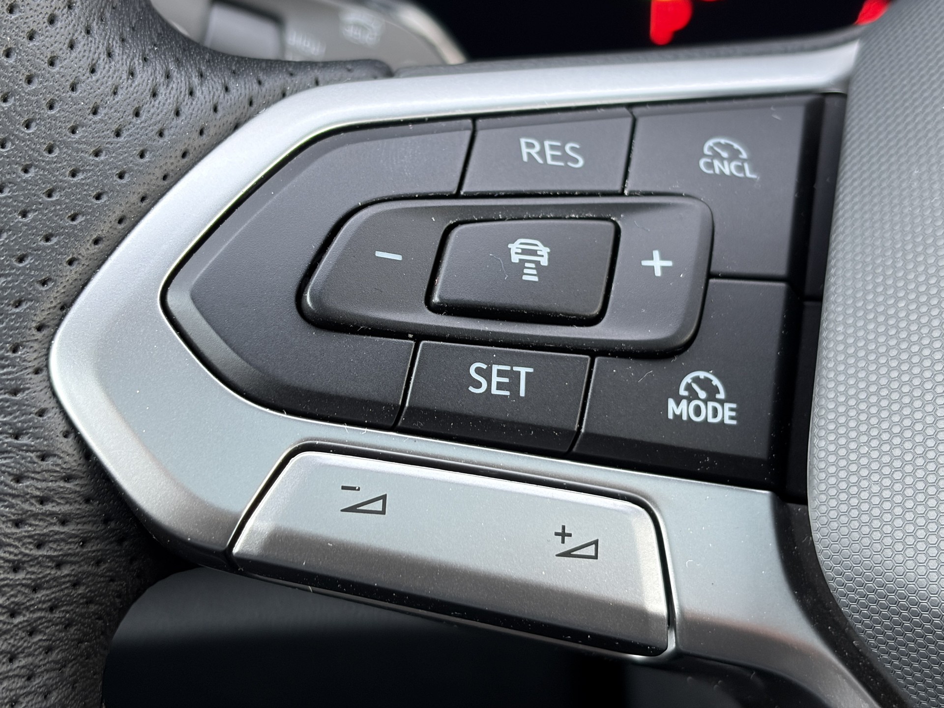 VW Tiguan 2.0 TSI DSG R-Line 4Motion *VOLLLEDER*-image-21