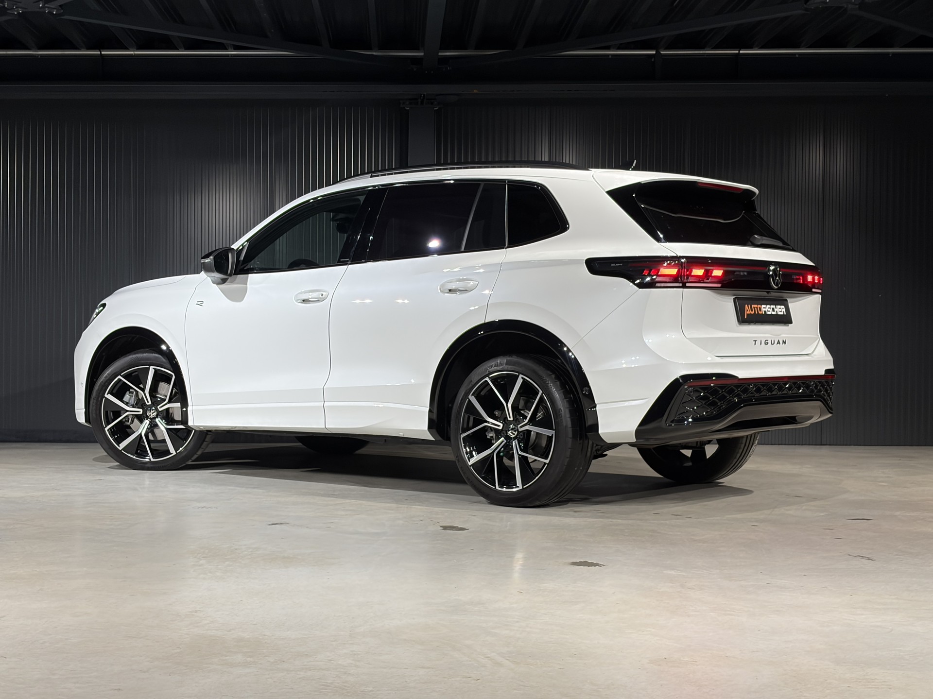 VW Tiguan 2.0 TSI DSG R-Line 4Motion *VOLLLEDER*-showroom-element-1