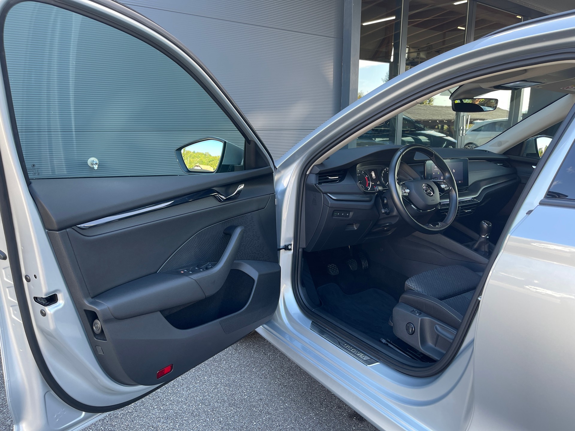 SKODA Octavia Combi 1.5 TSI ACT EVO Ambition-image-6