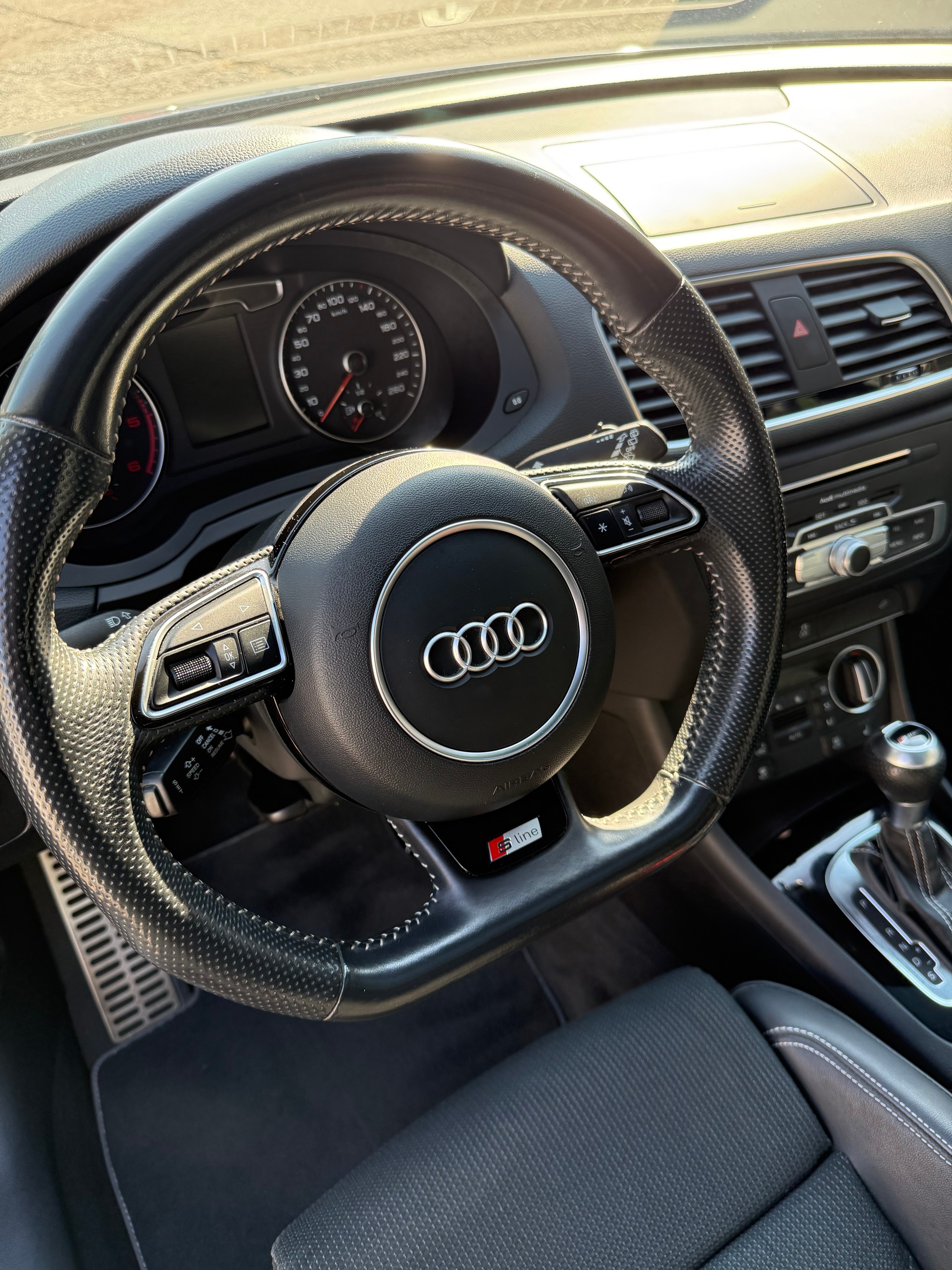 AUDI Q3 2.0 TDI quattro S-tronic-image-4