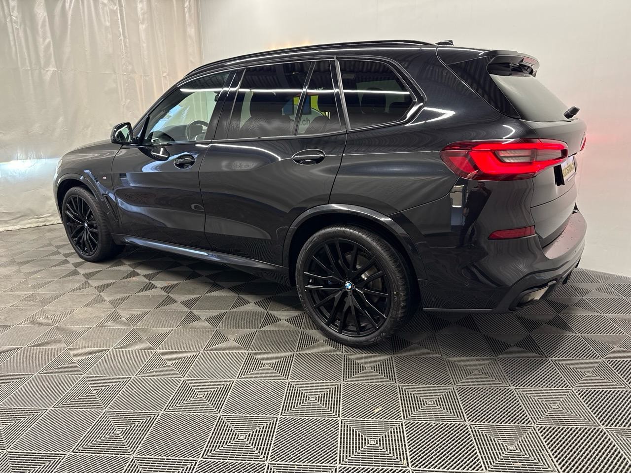 BMW X5 xDrive 48V 30d M Sport Steptronic-showroom-element-1
