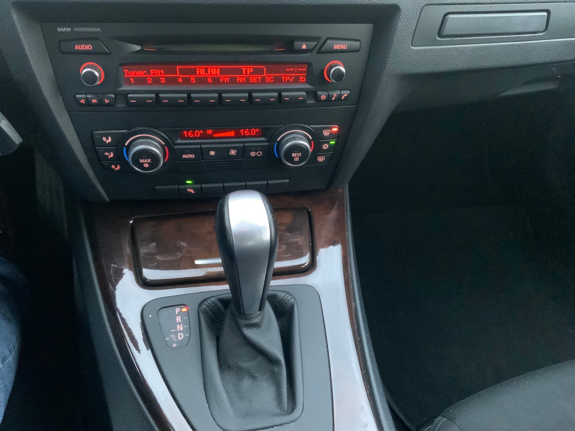 BMW 320i Steptronic-image-10