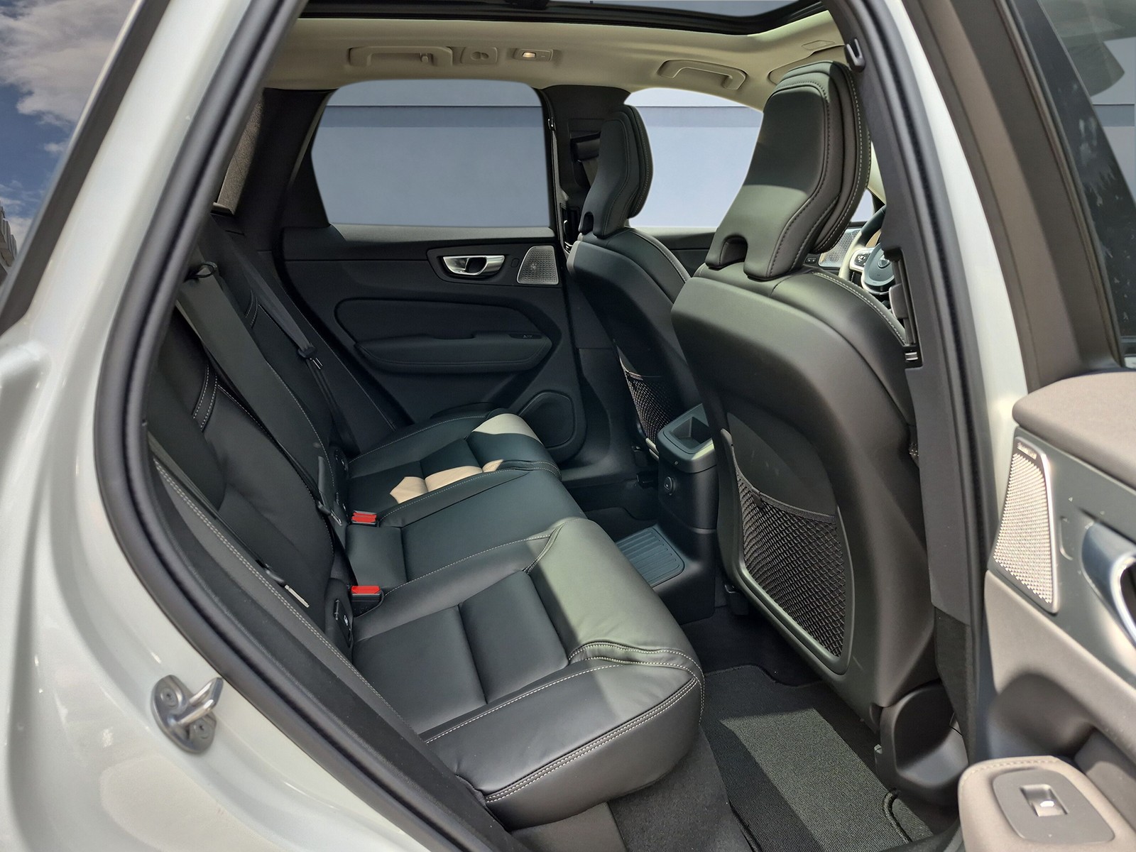 VOLVO XC60 2.0 T6 TE Ultra Dark eAWD-image-13