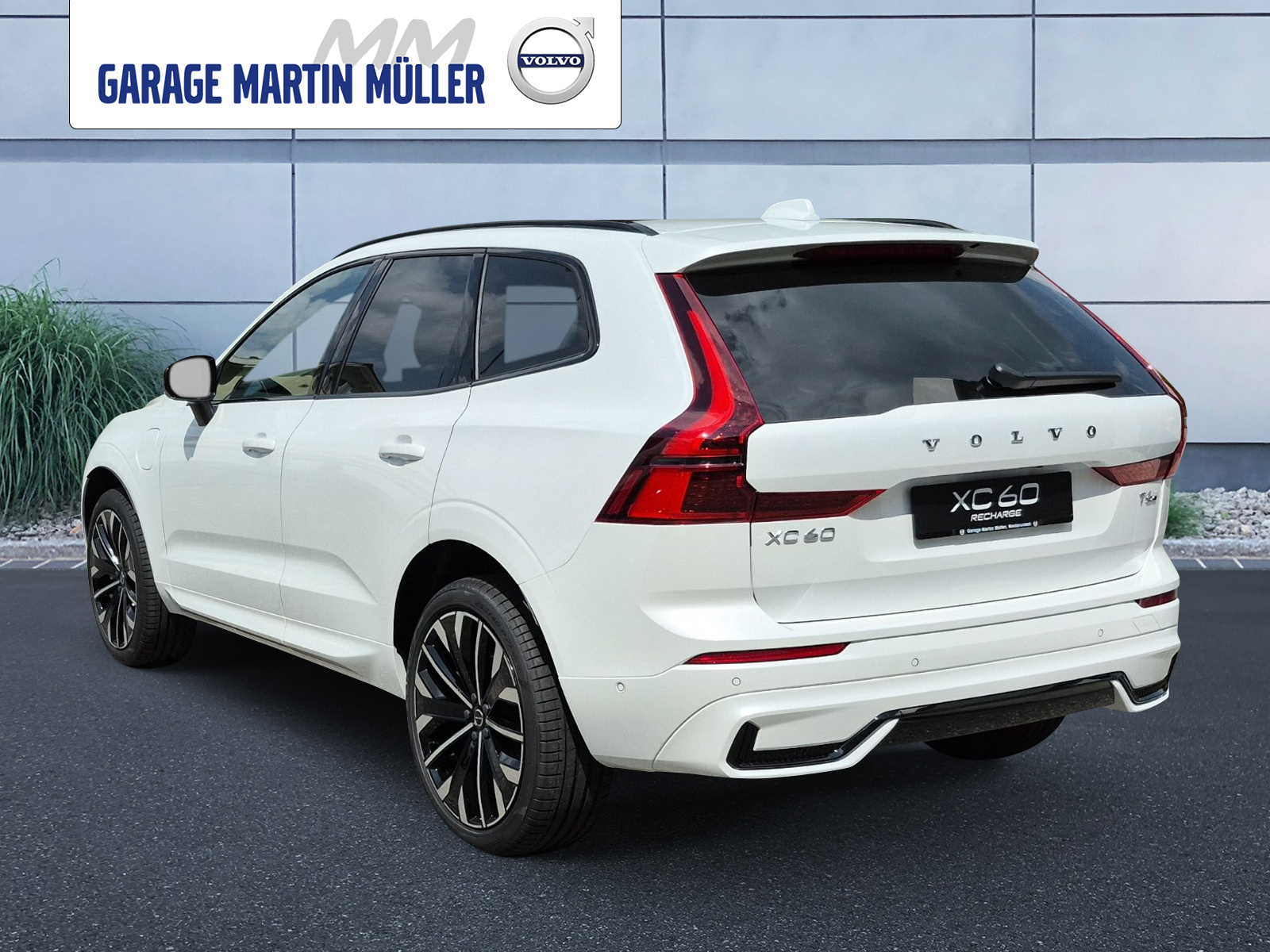 VOLVO XC60 2.0 T6 TE Ultra Dark eAWD-showroom-element-2